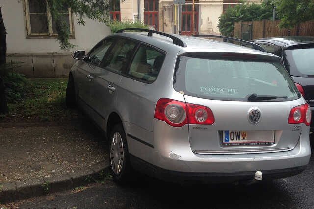 Osztrák autó a parkolóban