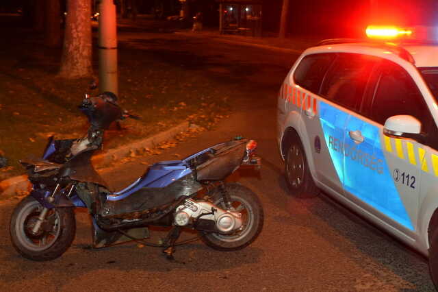 Személyautó ützötte el a szabályos segédmotorost