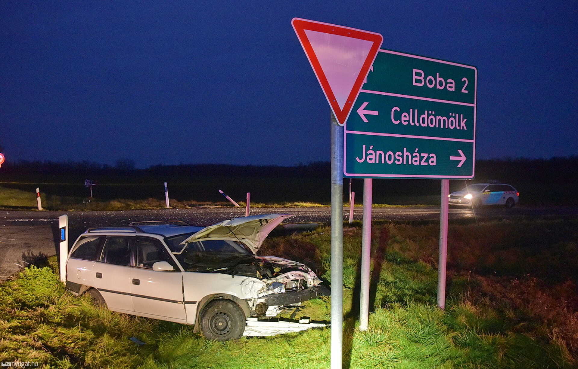 Életveszélyesen megsérült egy Opel vezetője Bobánál - Peugeot oldalába hajtott az autójával
