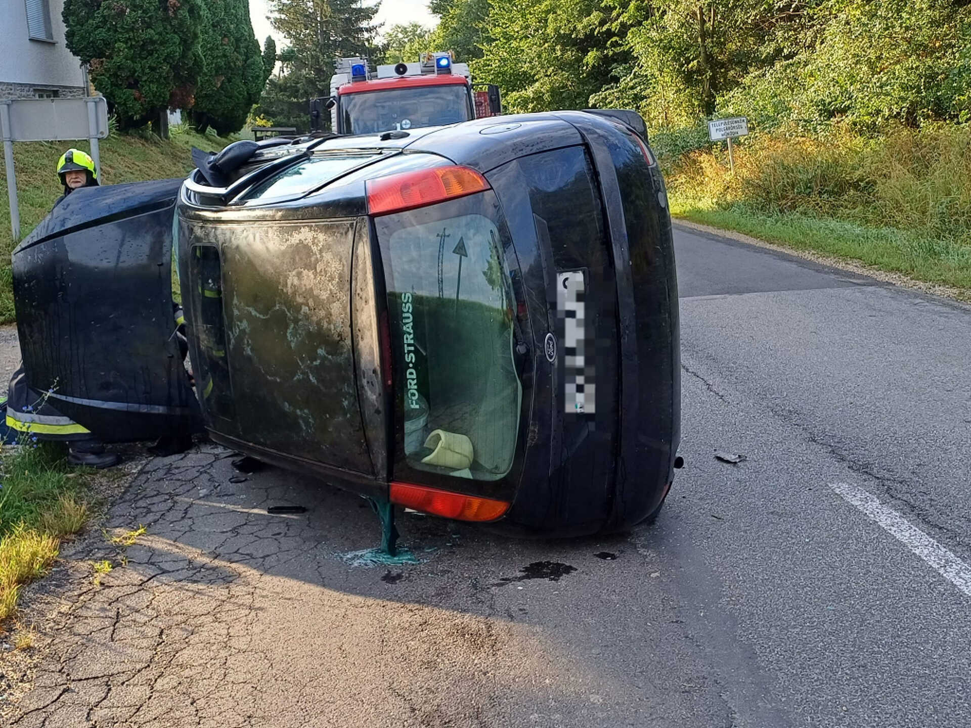 Beton áteresznek hajtott egy autó Csepregen