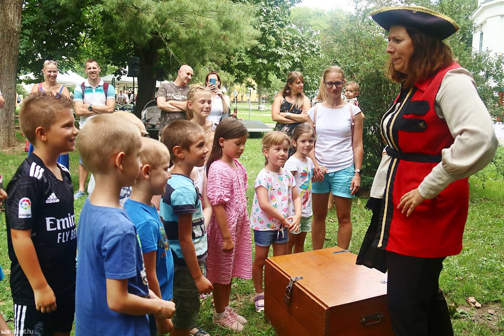 Játékra fel, a víztorony árnyékában