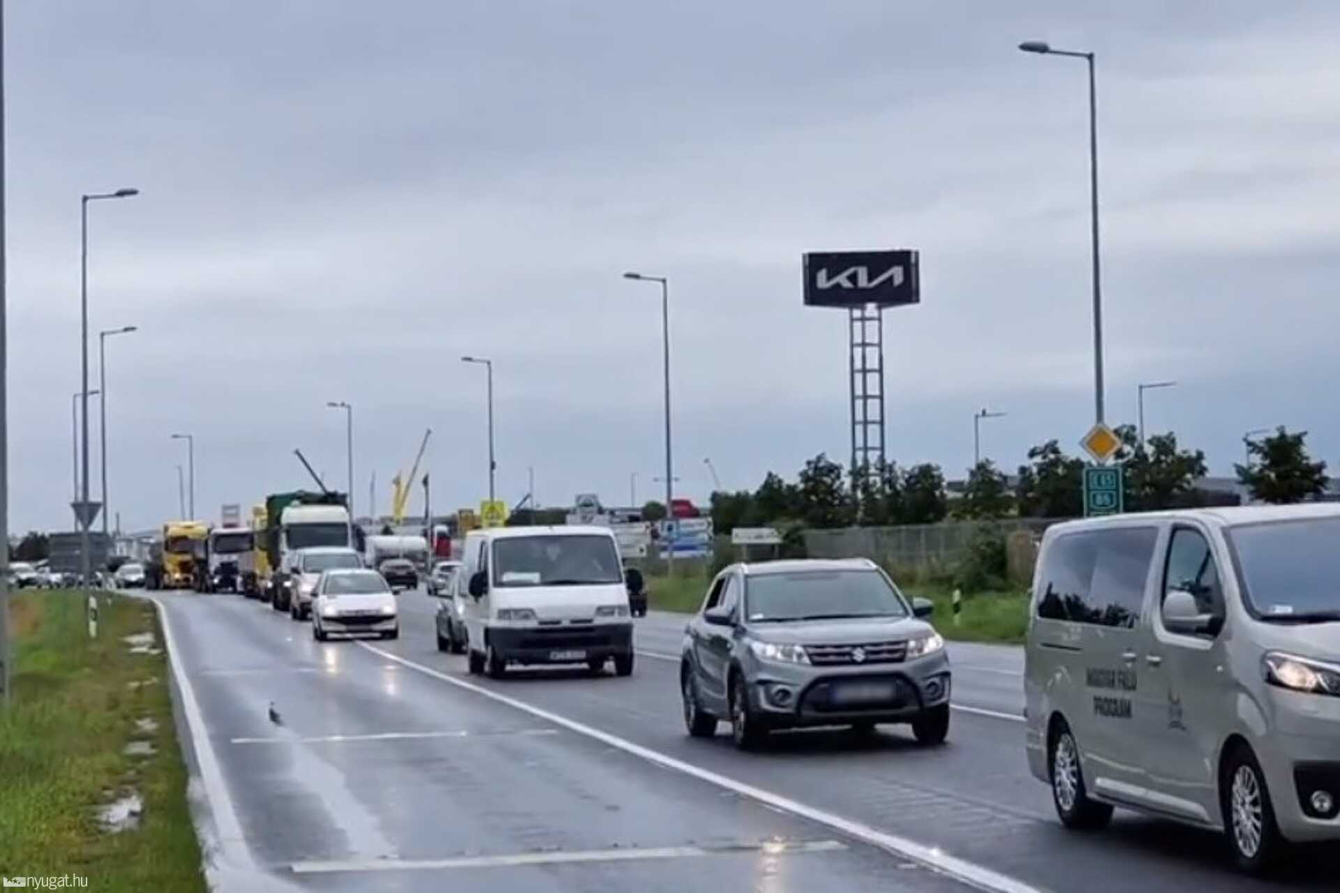 Körforgalomban robbant le egy kamion Szombathelyen