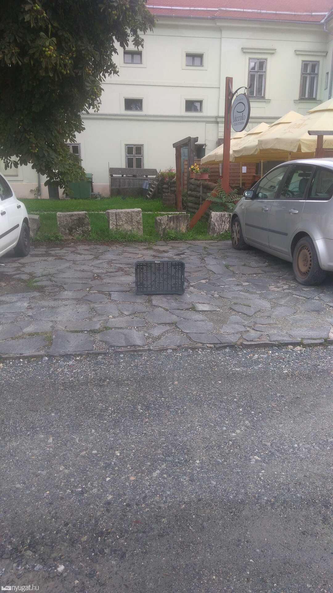 Zöldséges ládákkal akadályozzák a parkolást