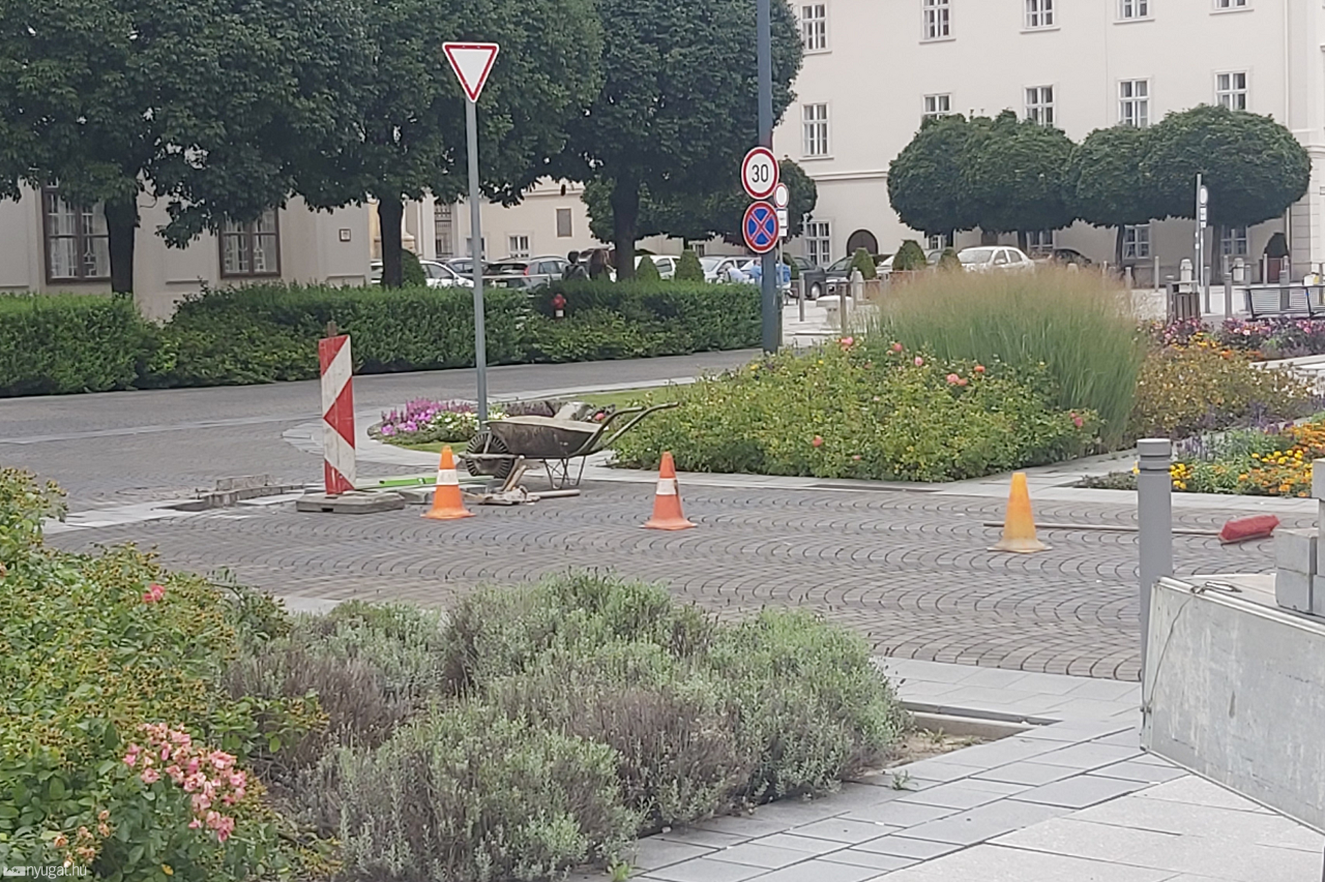 Szerdán már javították az útburkolatot