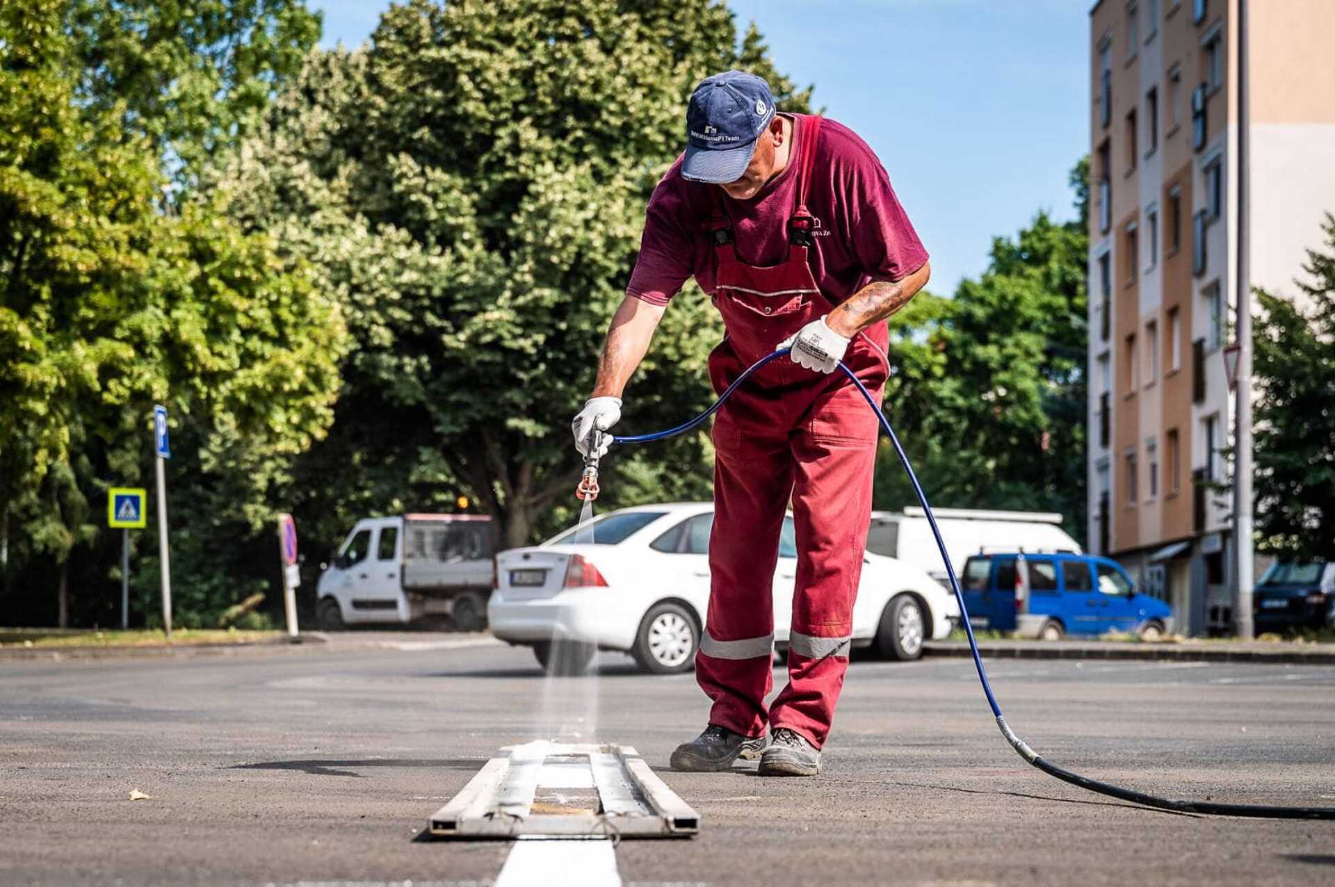 Köztisztasági akció a Bem József utca egyik parkolójában