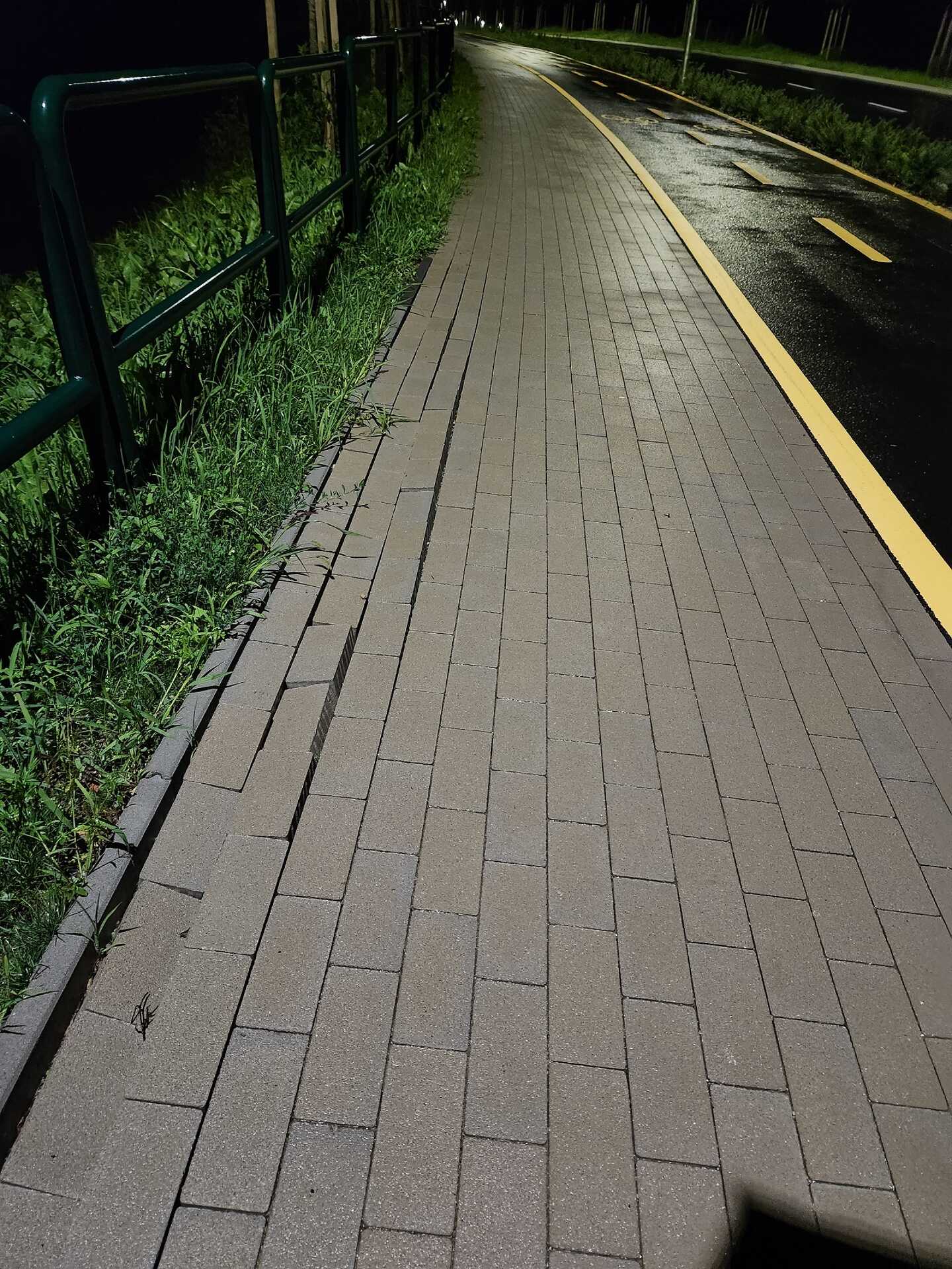 Nagyjából harminc méteren lehet ilyen a járda