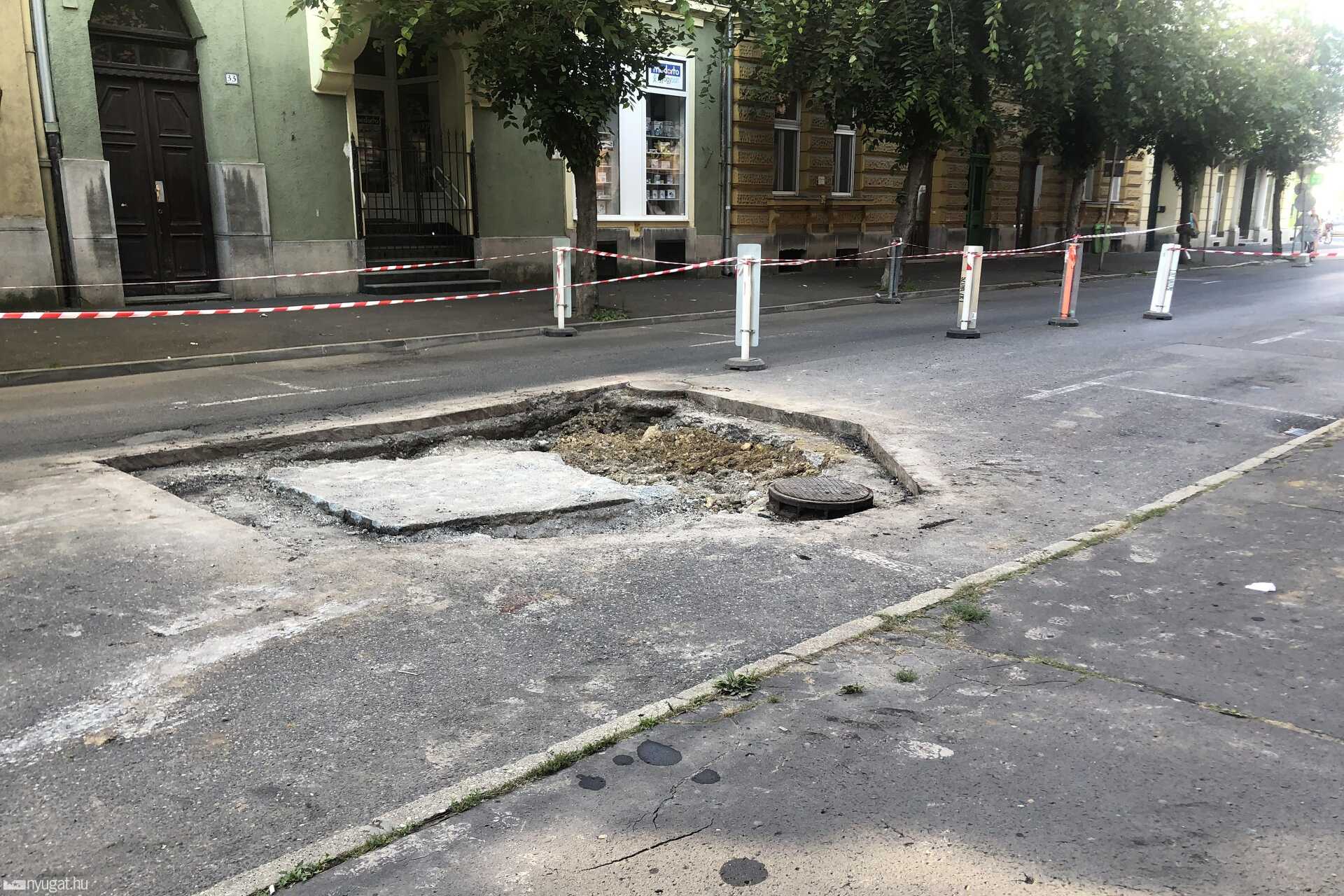 Felbontották a burkolatot a Király utcában 