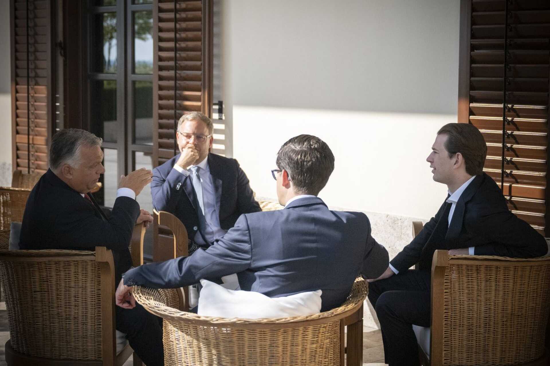 A Miniszterelnöki Sajtóiroda által közreadott képen Orbán Viktor kormányfő (b) és Sebastian Kurz volt osztrák kancellár (j) tárgyal a Karmelita kolostorban 2023. augusztus 21-én. Mellettük Orbán Balázs, a miniszterelnök politikai igazgatója (b2)