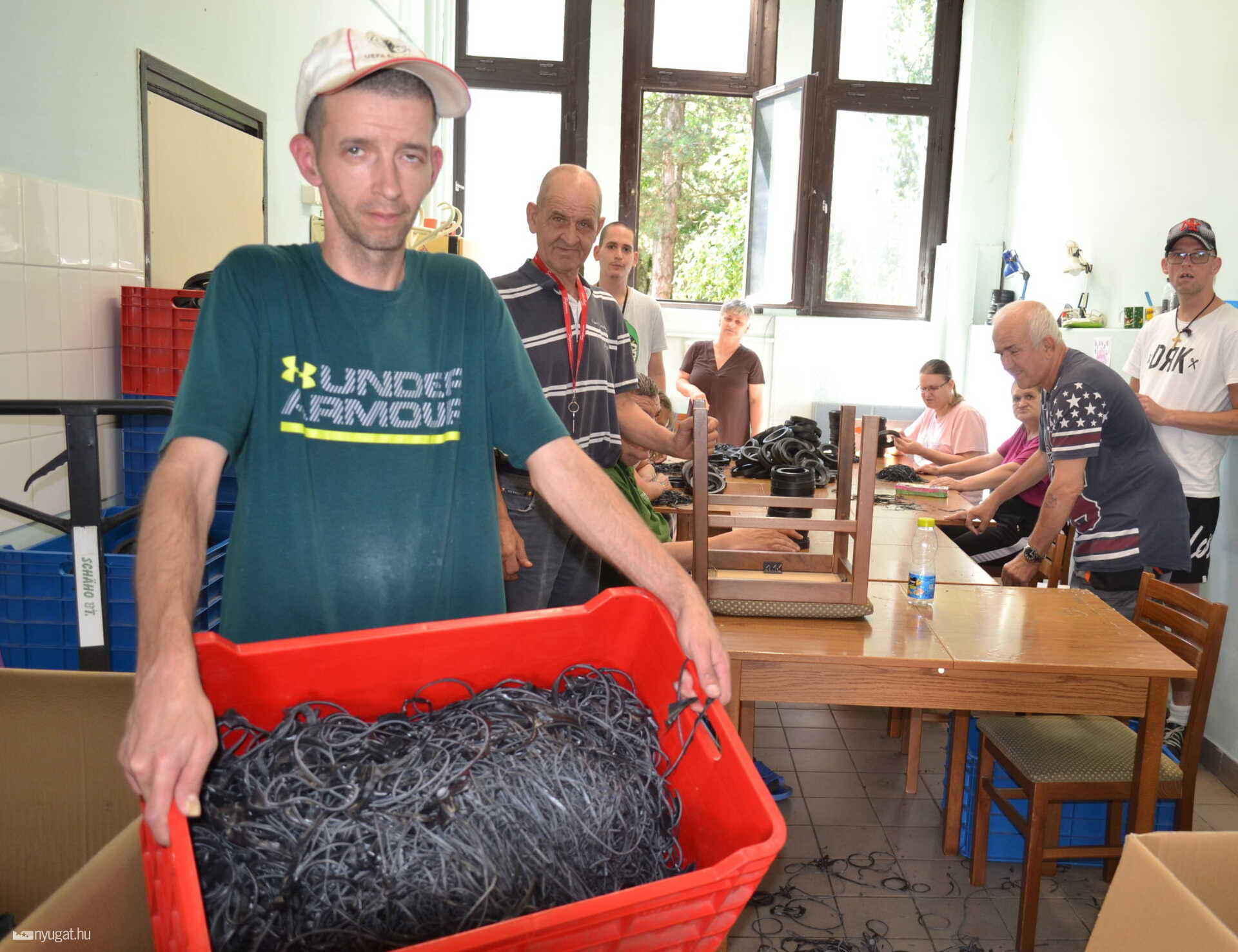 Sándor és társai a foglalkoztatóban. Minden forint számít.