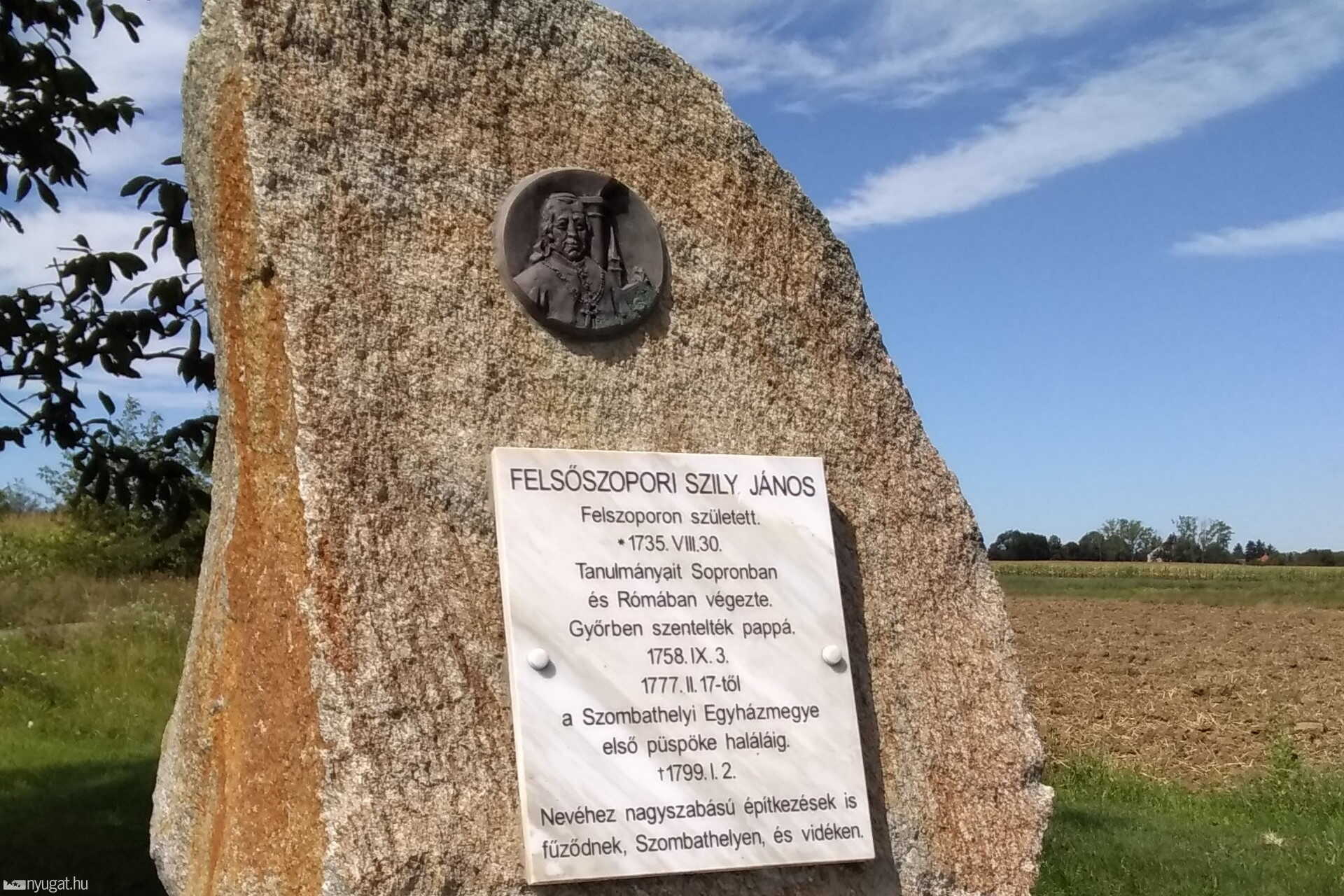 Az emlékkövet az Újkéri Hagyományőrző Egyesület állíttatta 2015-ben, domborművét Széri-Varga Géza készítette. 