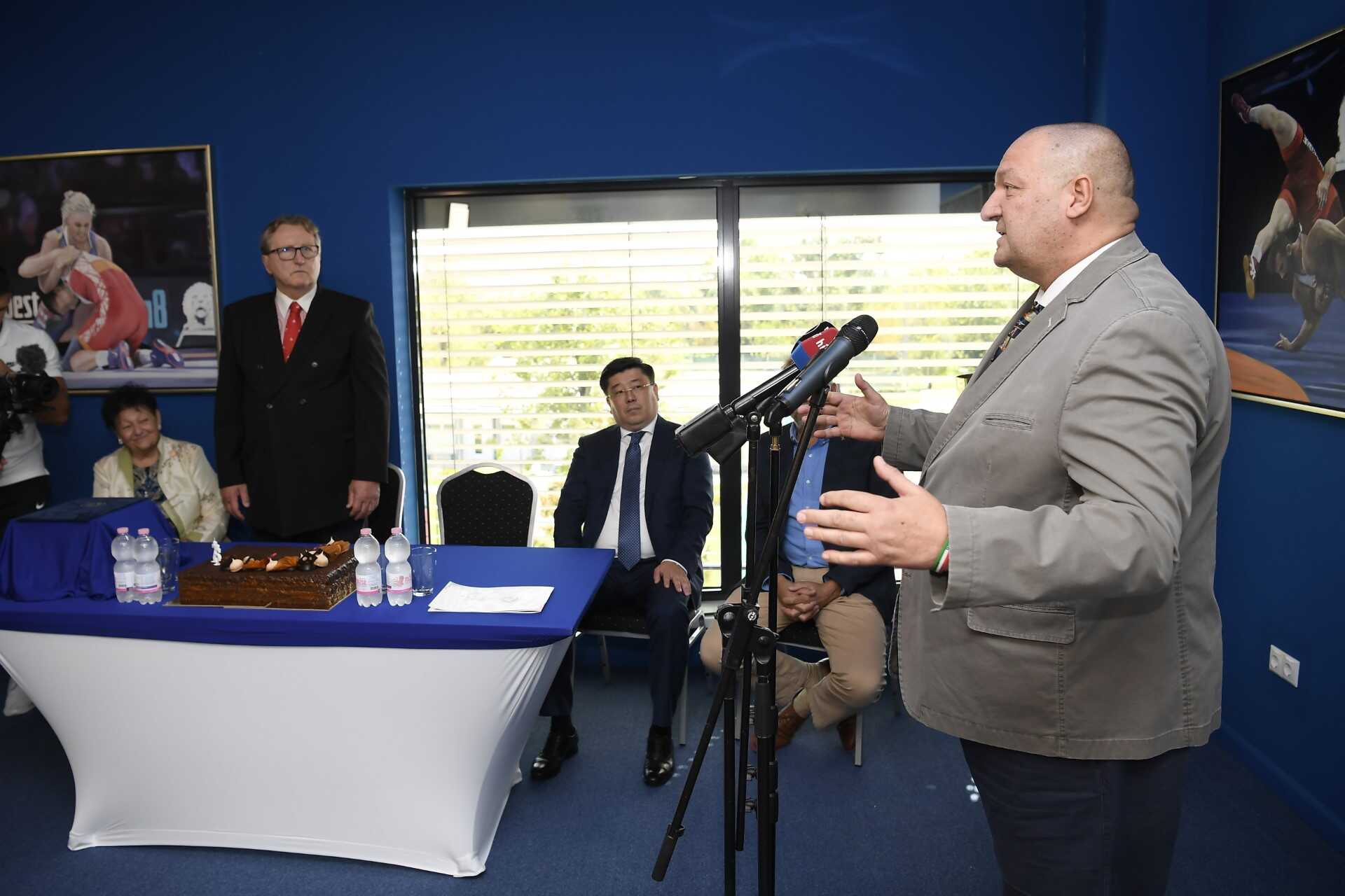 Aranycipővel köszöntötték a 75 éves Hegedüs Csabát 
