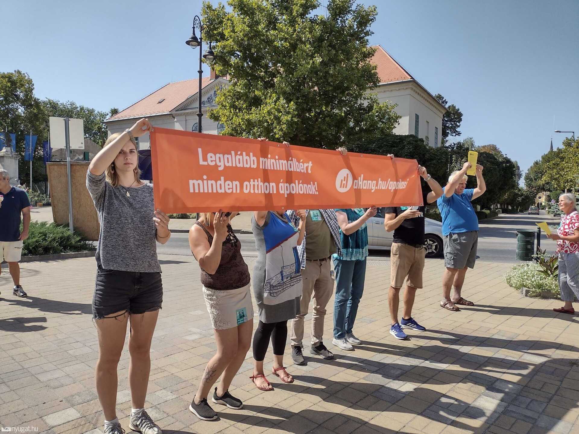Flashmob az elhaladó elnöki konvojnak: legalább minimálbért...!