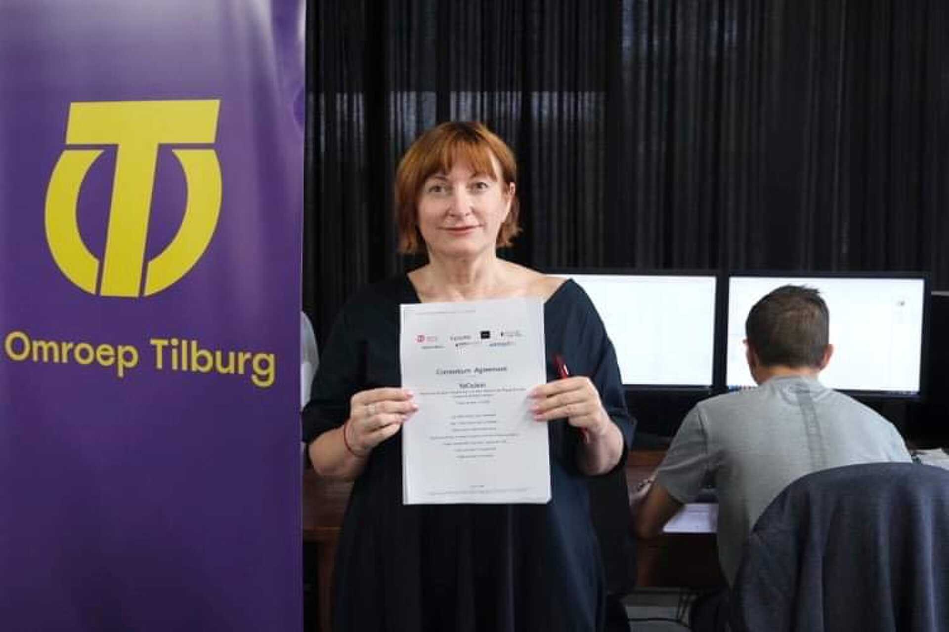 Roznár Gyöngyi, a Nyugat.hu főszerkesztője az aláírt szerződéssel