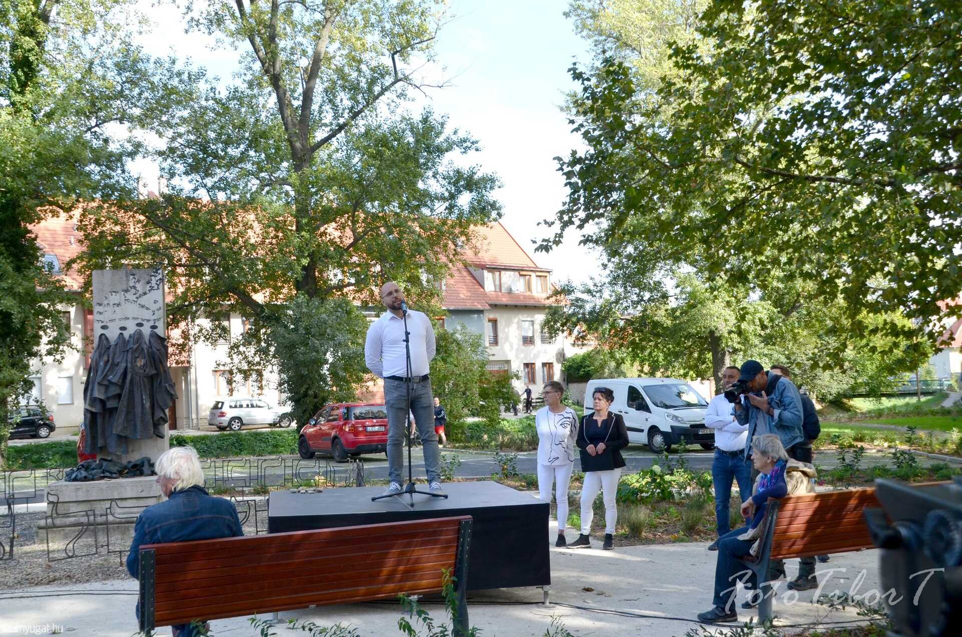 Békés demonstráció a Holokauszt emlékműnél. A pódiumon Németh Ferenc.