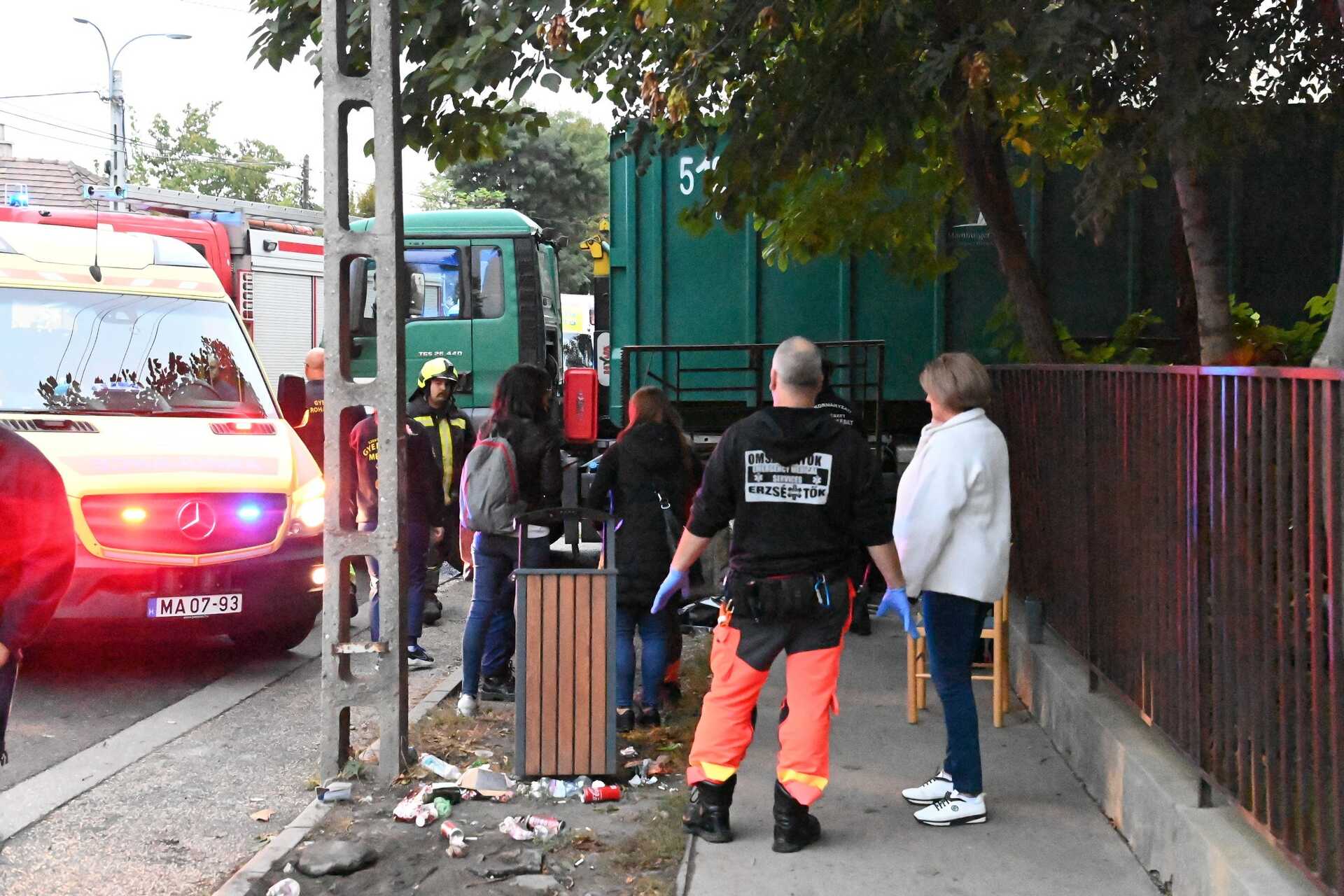 Meghalt egy kisfiú, miután kőkerítés dőlt rá egy iskola udvarán