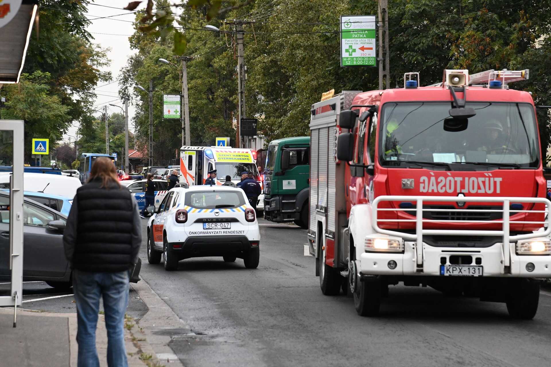 Meghalt egy kisfiú, miután kőkerítés dőlt rá egy iskola udvarán