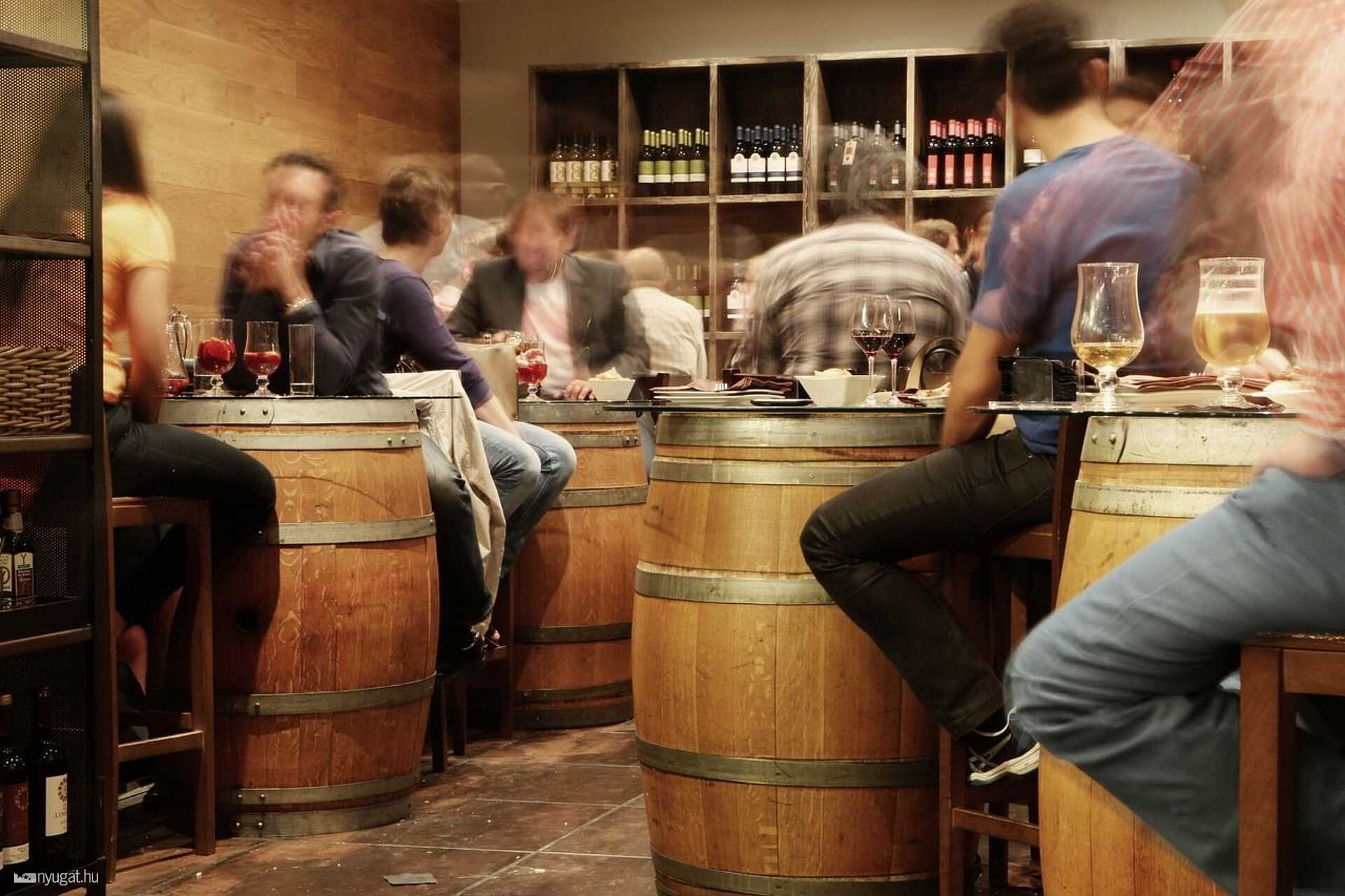 Eltörölnék a kocsmában felszolgált alkoholok adóját, és lazítanák a kötelező zárórát is