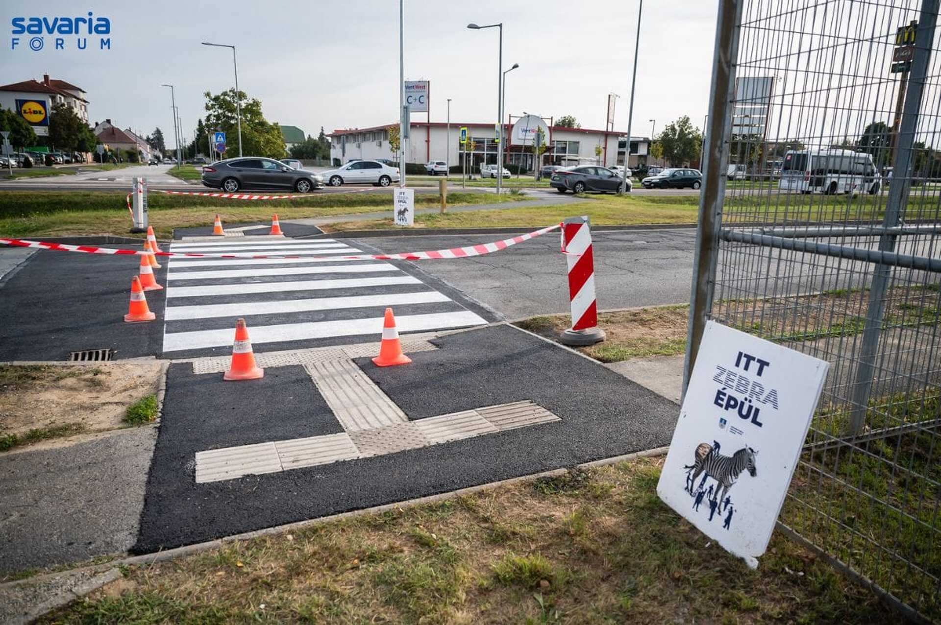 Elkészült a zebra a szombathelyi Metro áruháznál