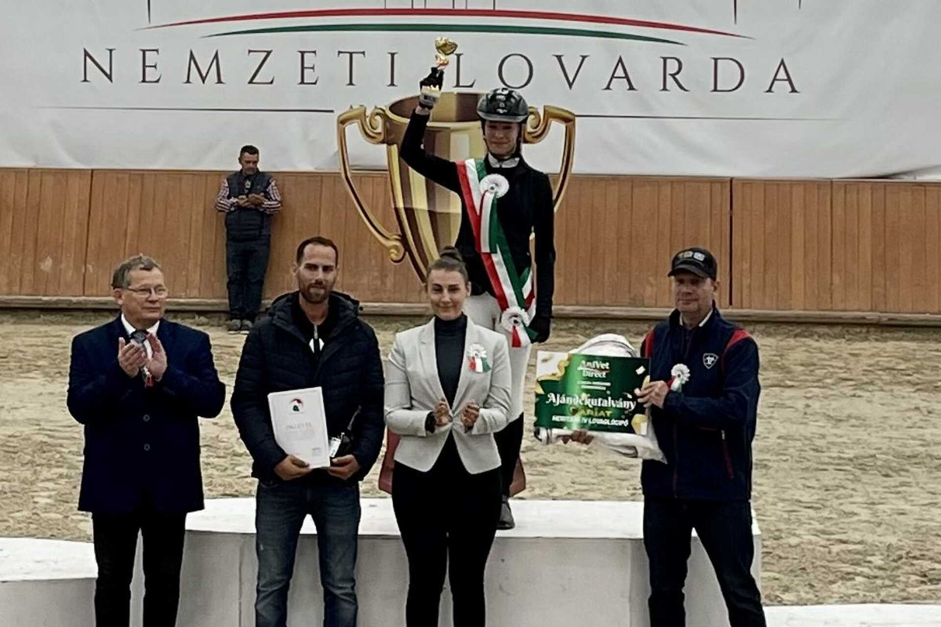 Bárdics Bodza magasba emeli a kupát.