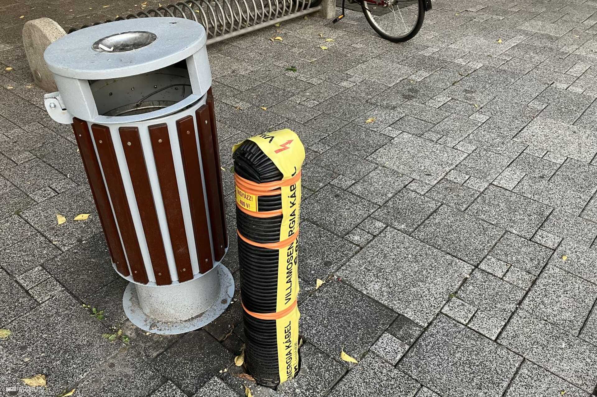 Csak a csonk jelzi, hogy itt hamarosan megint villanyoszlop lesz