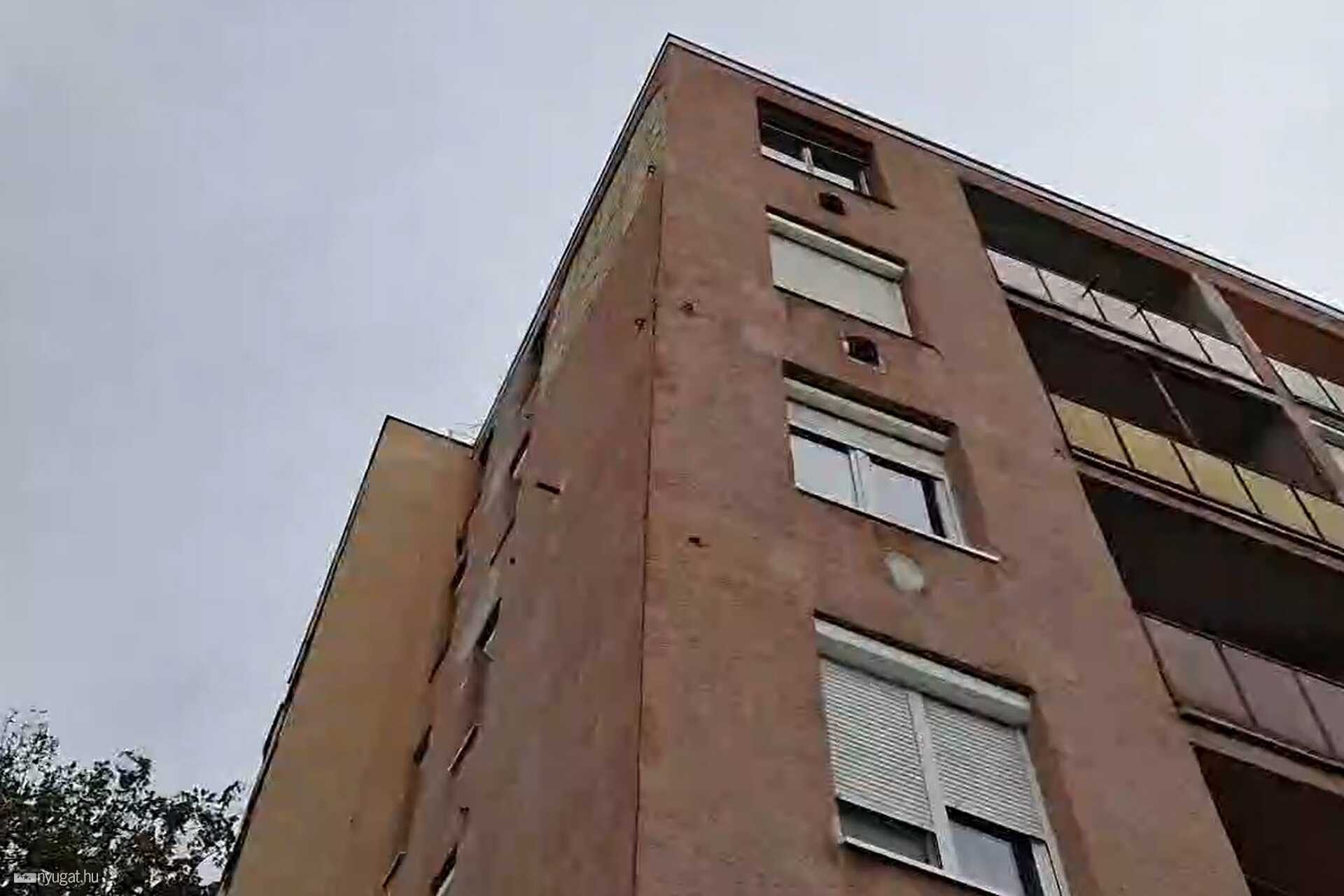 Omlik a vakolat a szombathelyi Diófa utca egyik társasházáról