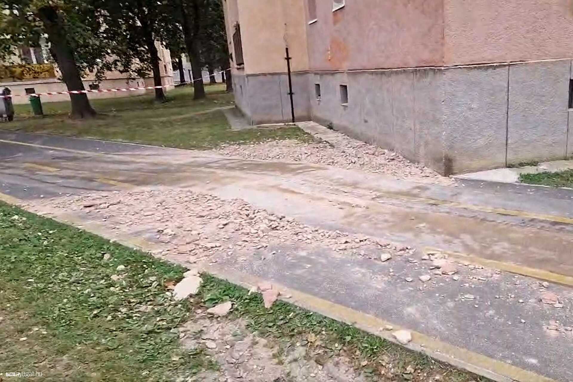 Omlik a vakolat a szombathelyi Diófa utca egyik társasházáról