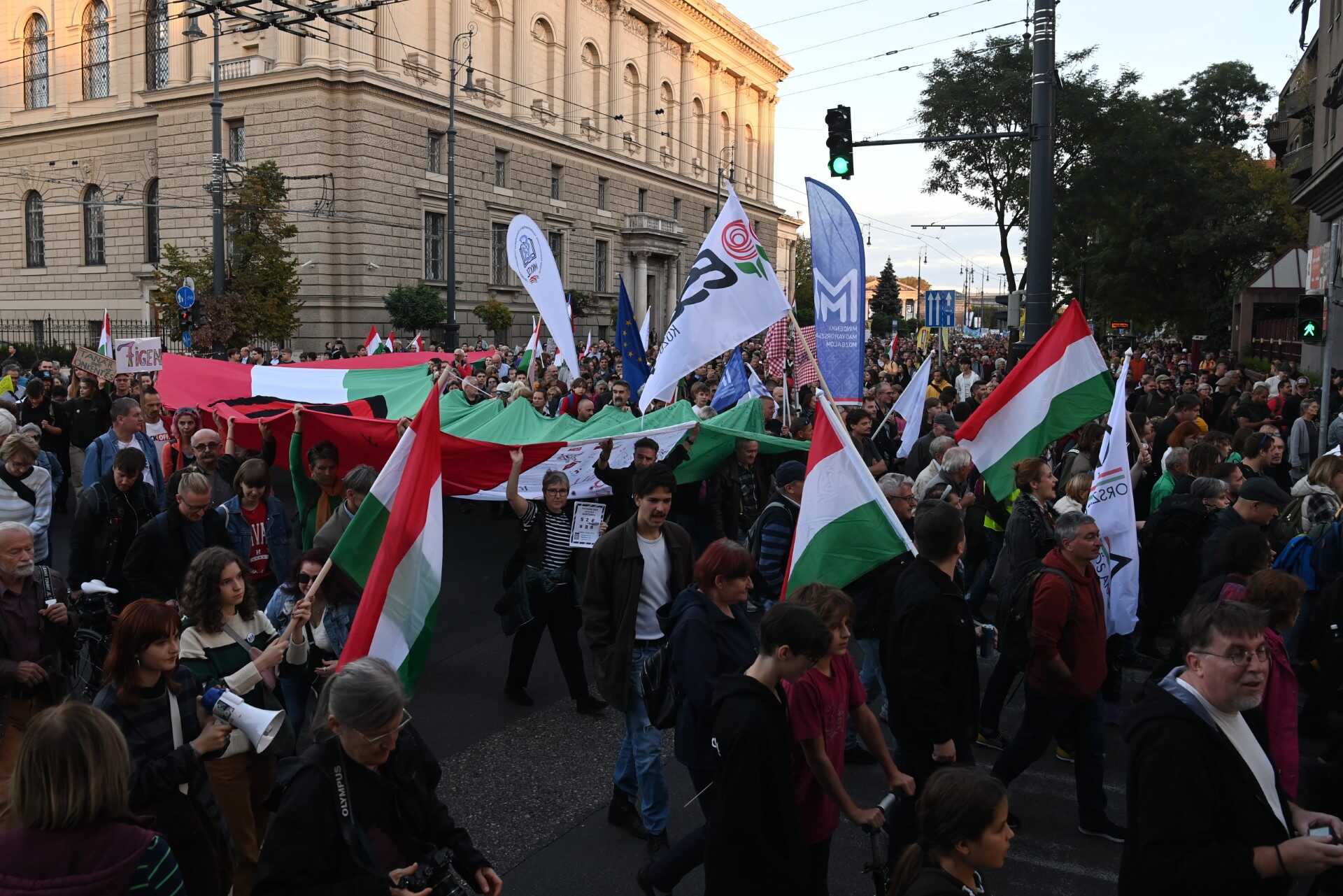 A fővárosi önkormányzat és civil szervezetek ünnepi demonstrációja
