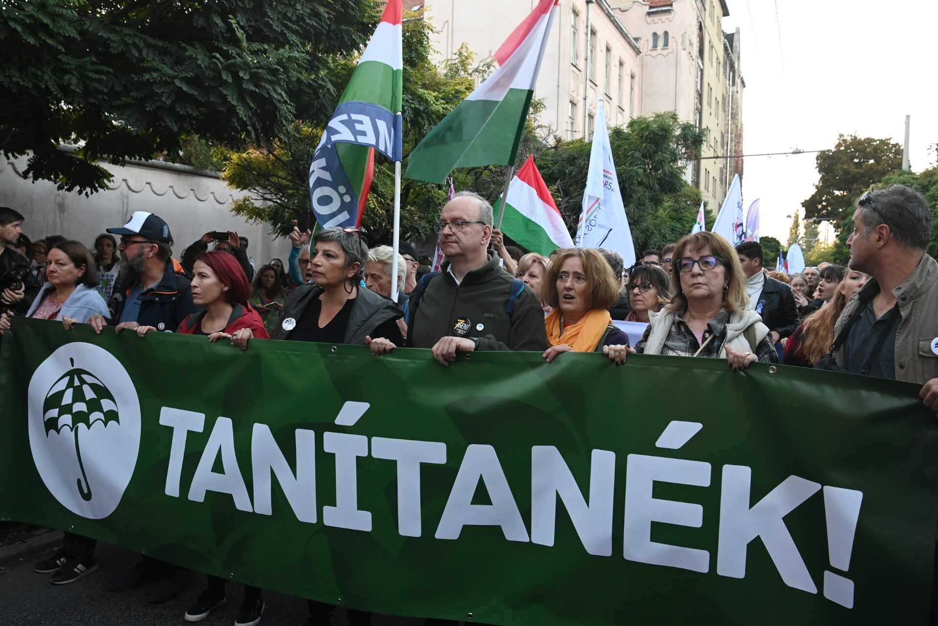 A fővárosi önkormányzat és civil szervezetek ünnepi demonstrációja