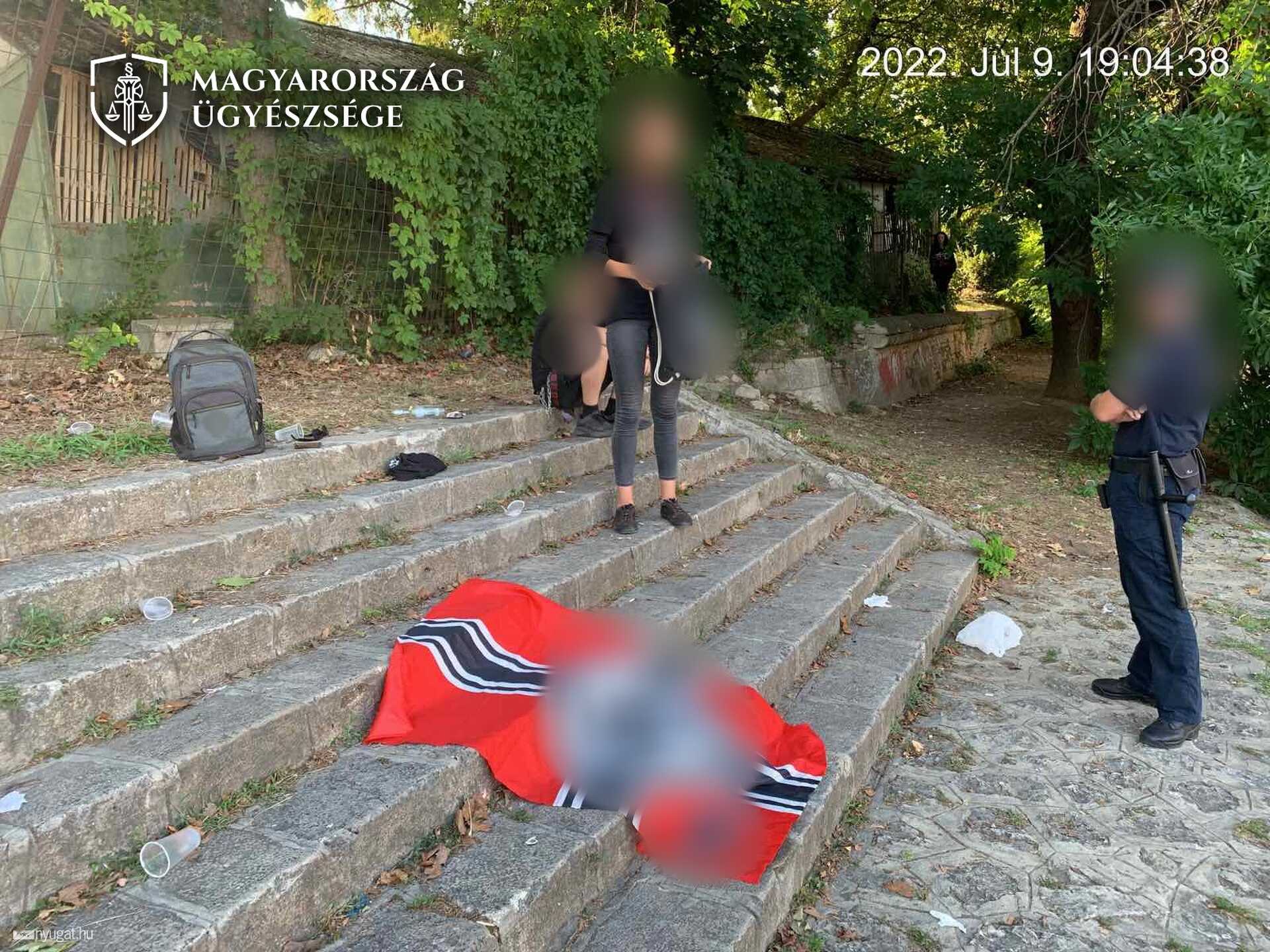 Horogkeresztes zászló került elő a fiú táskájából.