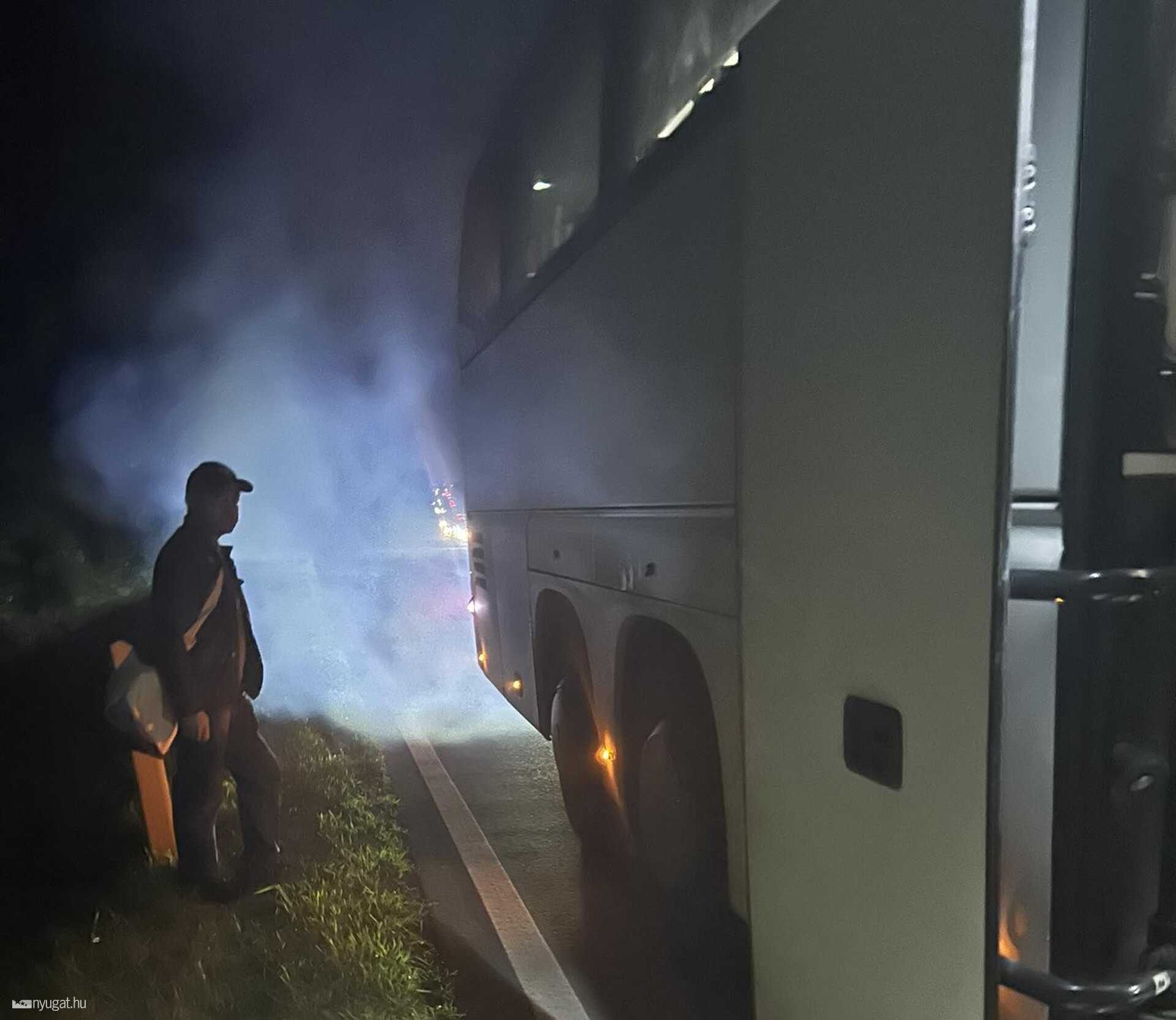 Füstölt a busz. 