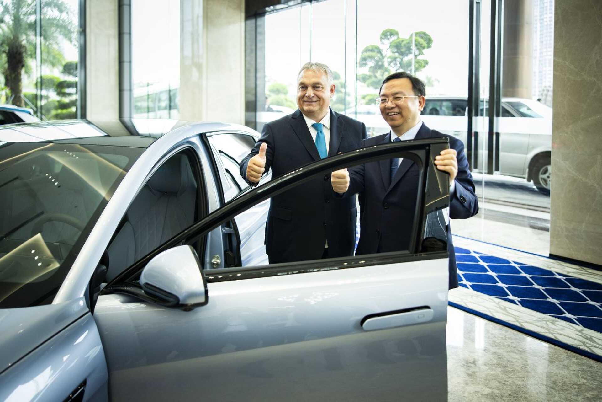 A Miniszterelnöki Sajtóiroda által közreadott képen Orbán Viktor miniszterelnök (b) és Vang Csuan-fu, a világ legnagyobb elektromosautó-gyártó cége, a kínai BYD alapító-elnöke (j) a BYD autógyárban, a dél-kínai Sencsenben 2023. október 19-én