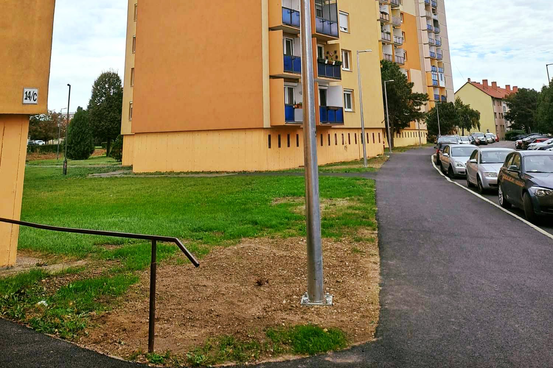 Új járda a Károly Róbert utcában