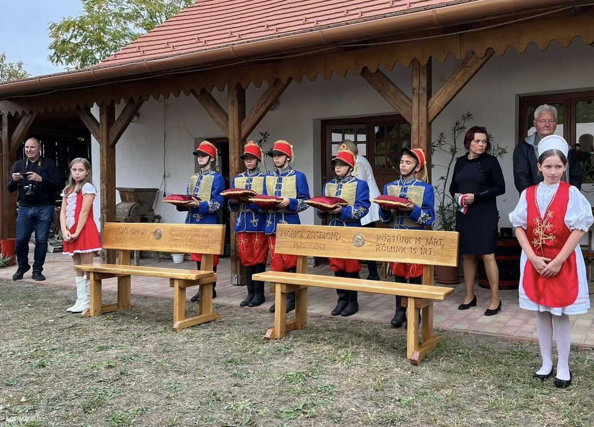 Lezsák Sándor két padot adott át
