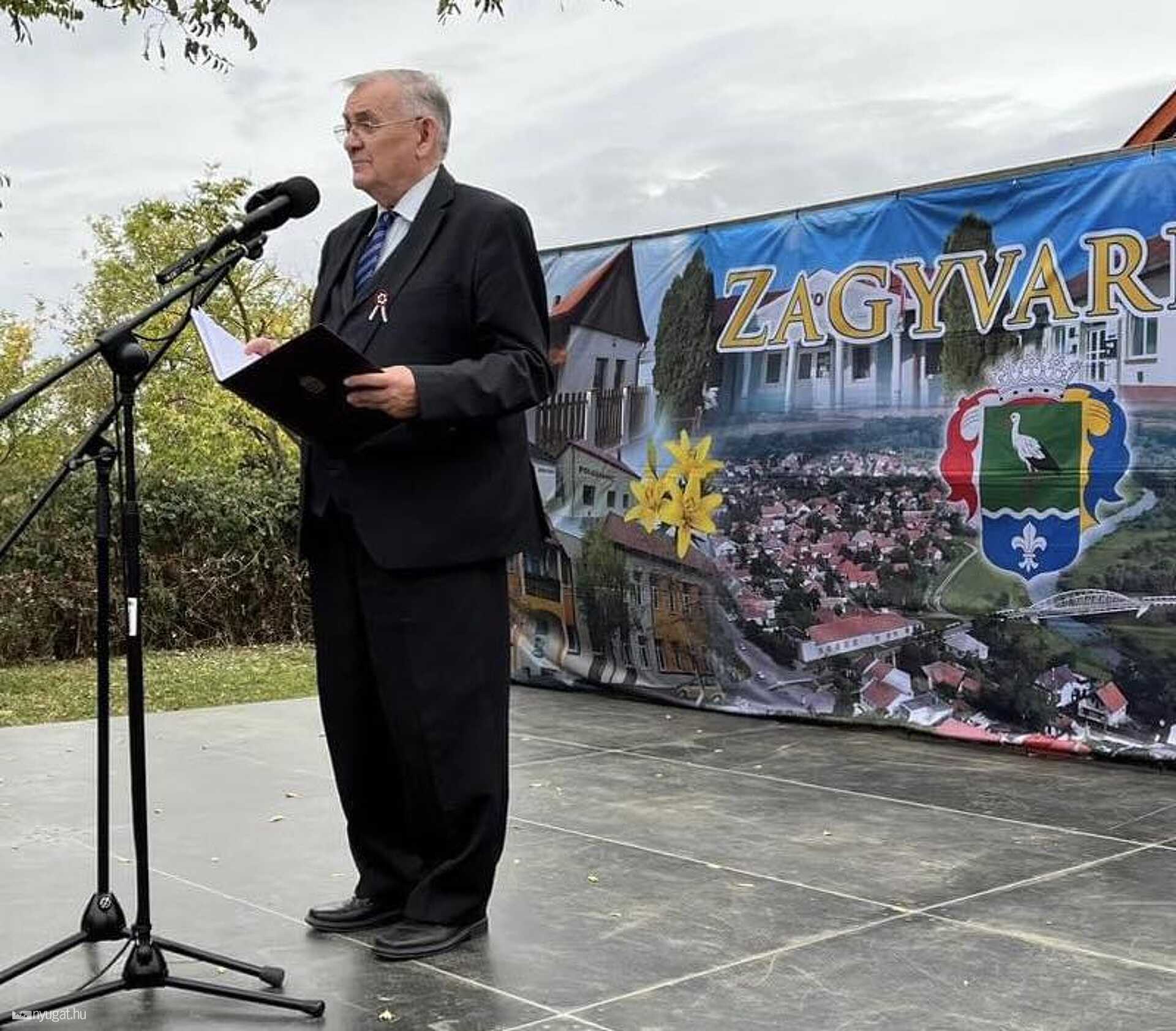 Lezsák Sándor két padot adott át