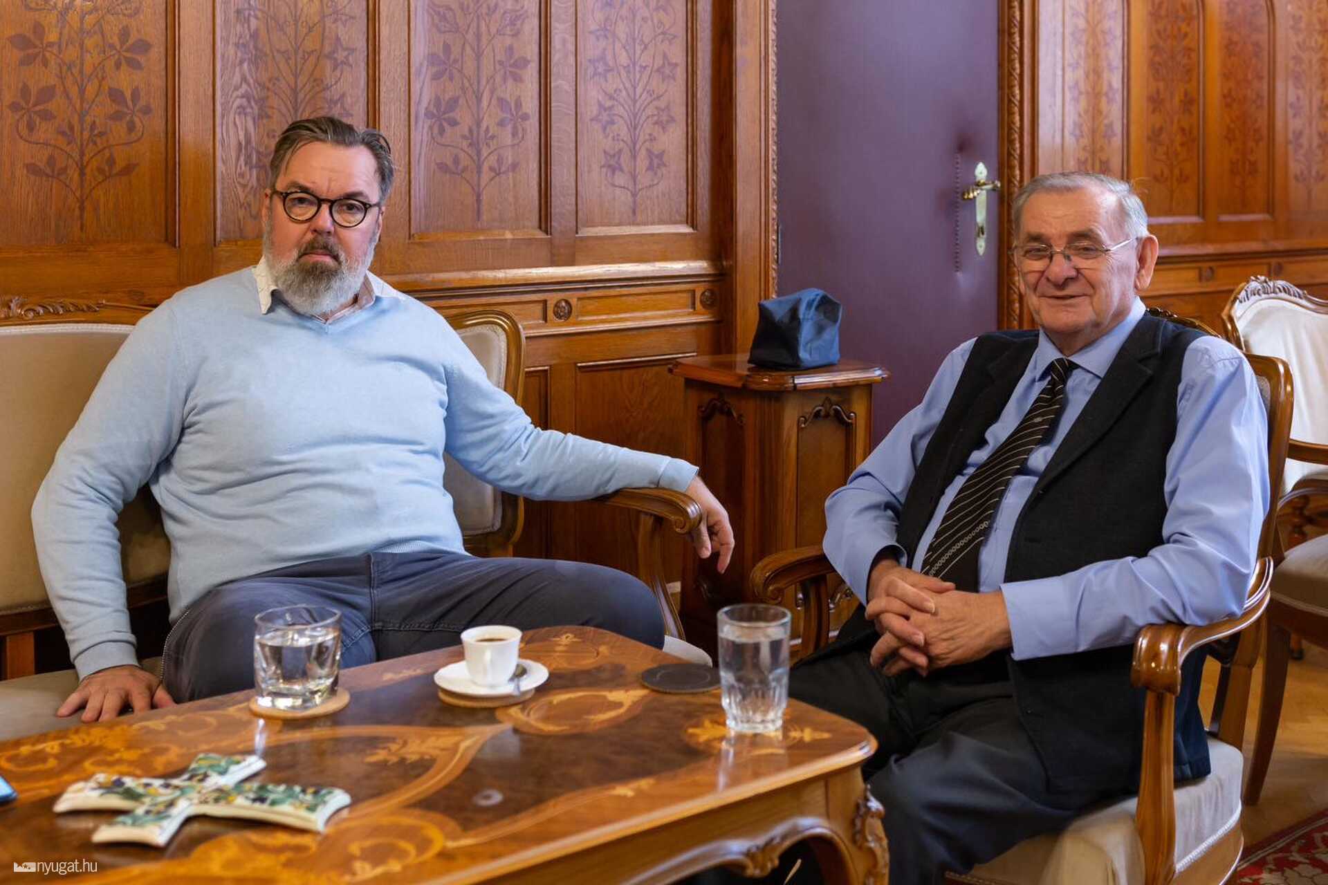 Lezsák Sándor vigasztalja L. Simon Lászlót