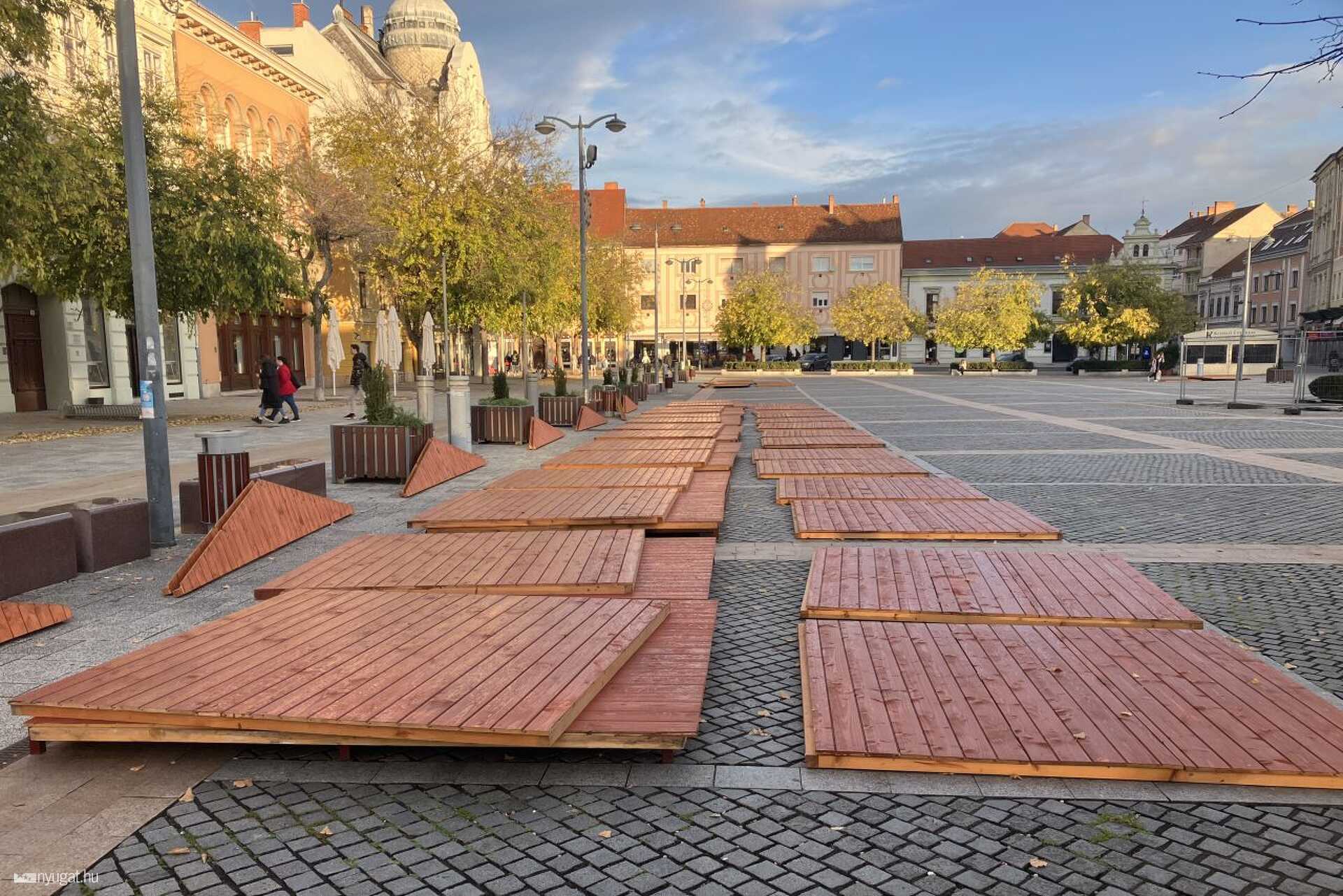 Épül az adventi vásár Szombathelyen