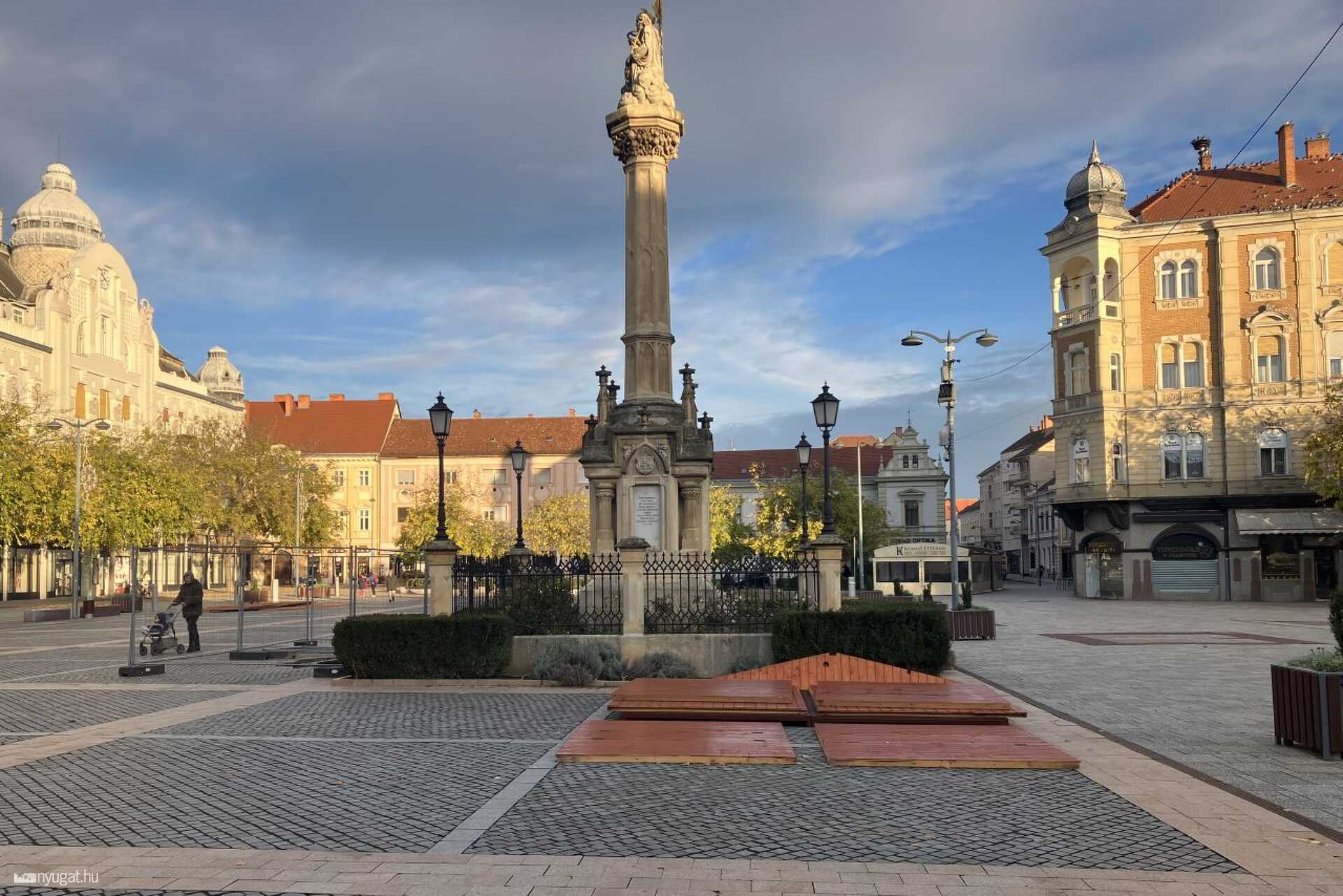 Épül az adventi vásár Szombathelyen