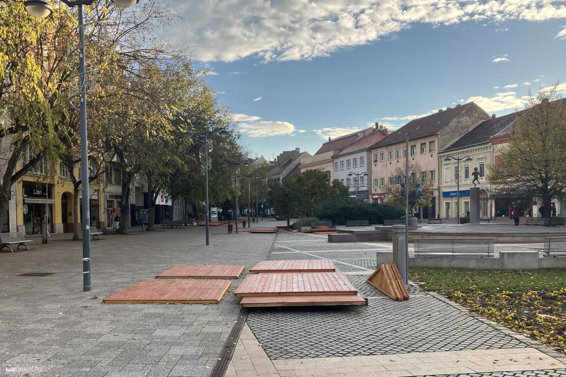 Épül az adventi vásár Szombathelyen