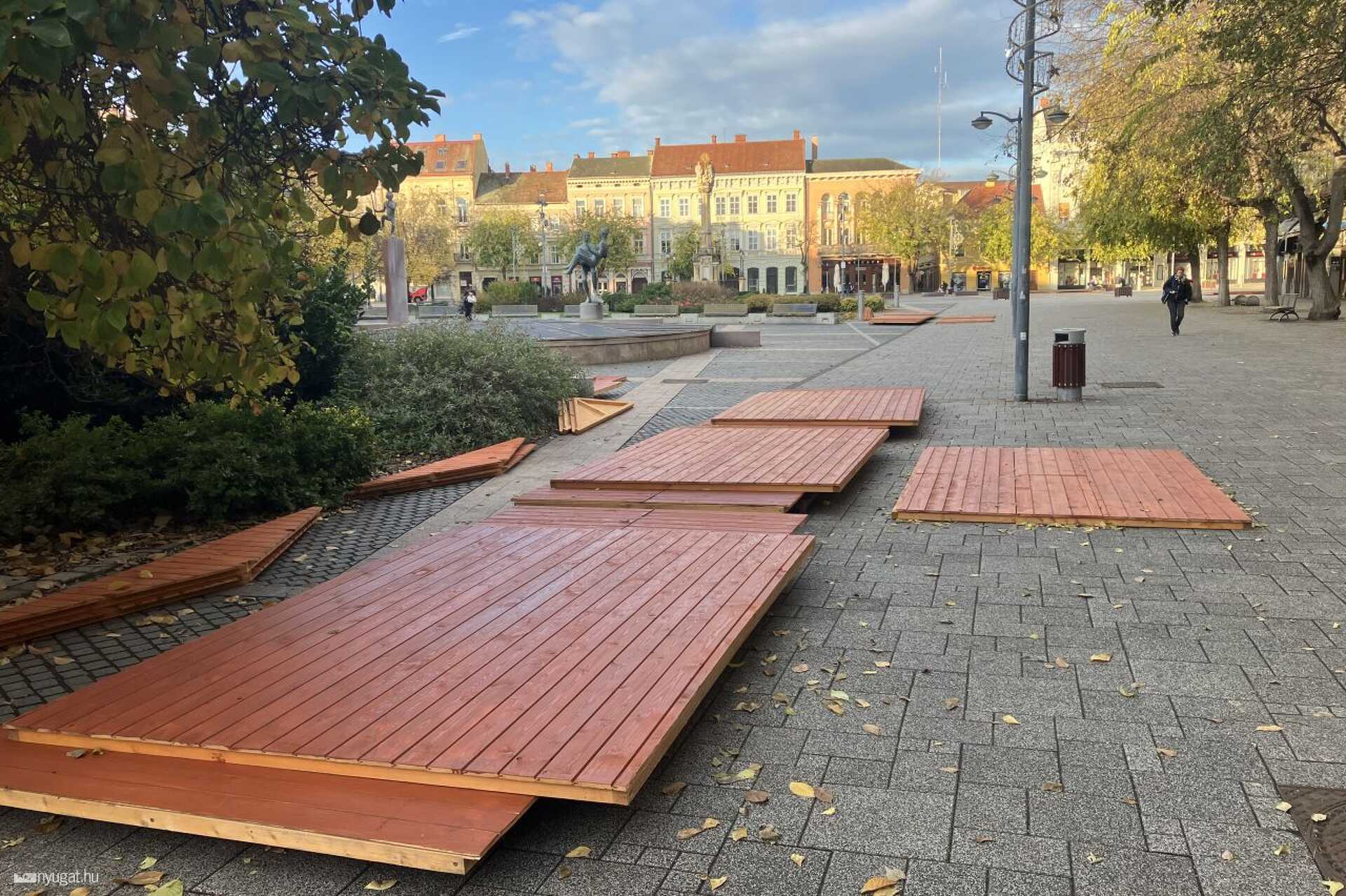 Épül az adventi vásár Szombathelyen