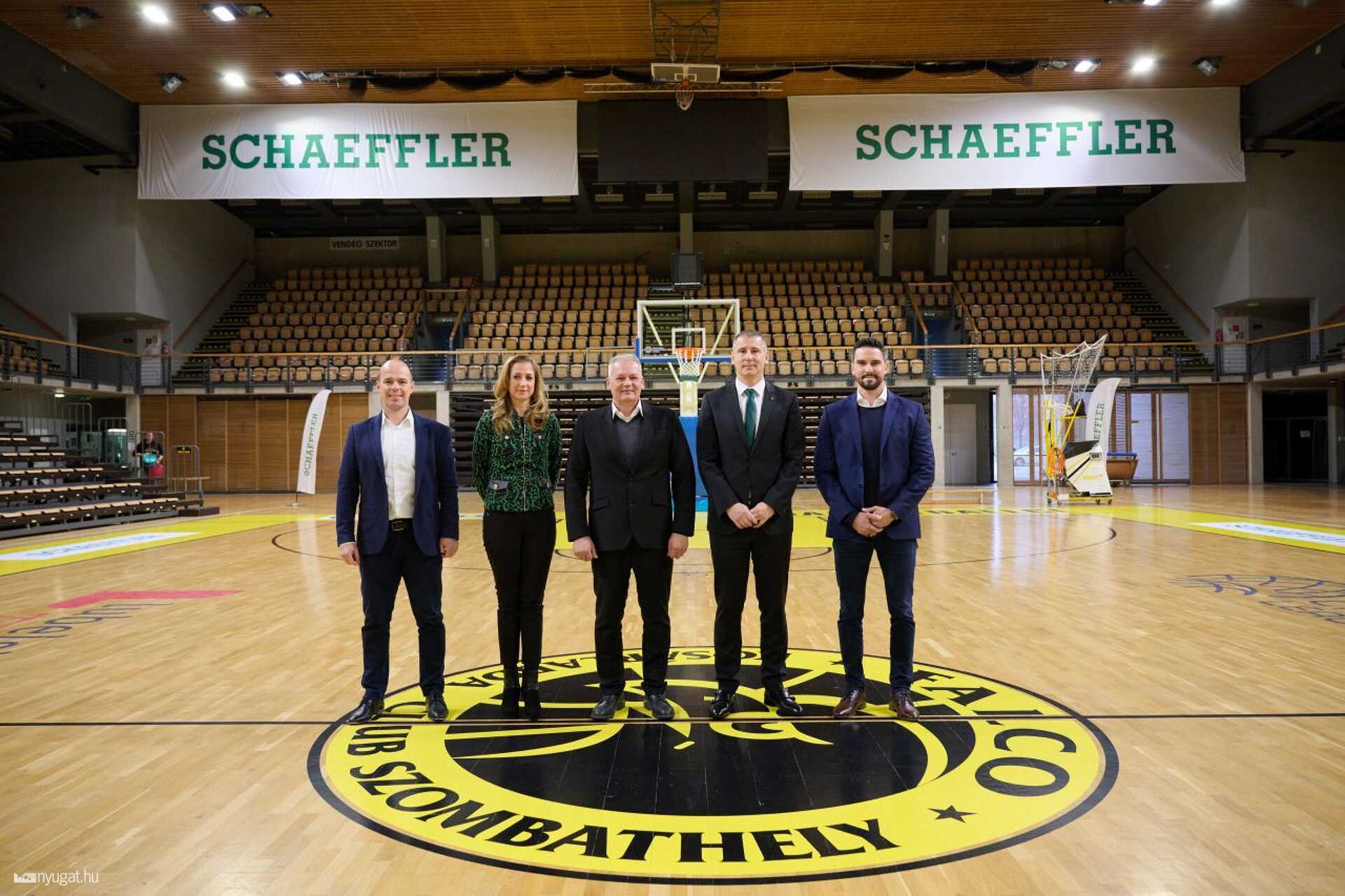  A belső terek Schaeffler-dekorációt kaptak.