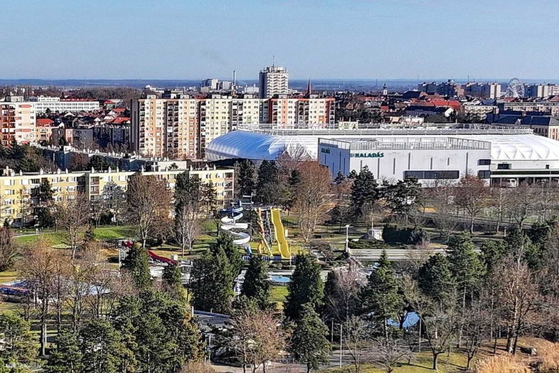 A Csónakázótól nézve, ahogyan kimagasodik a tízemeletesek mögött