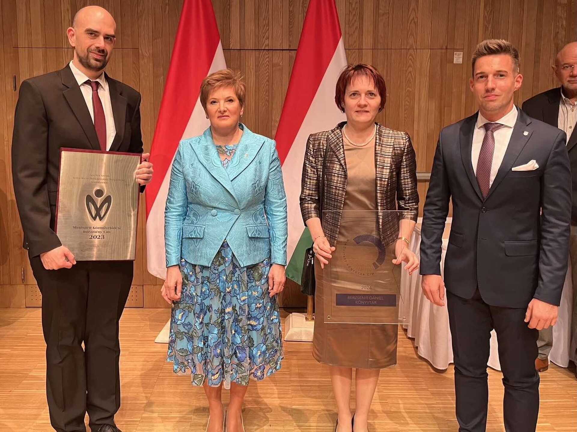 Elismerés a könyvtárnak és az Agorának
