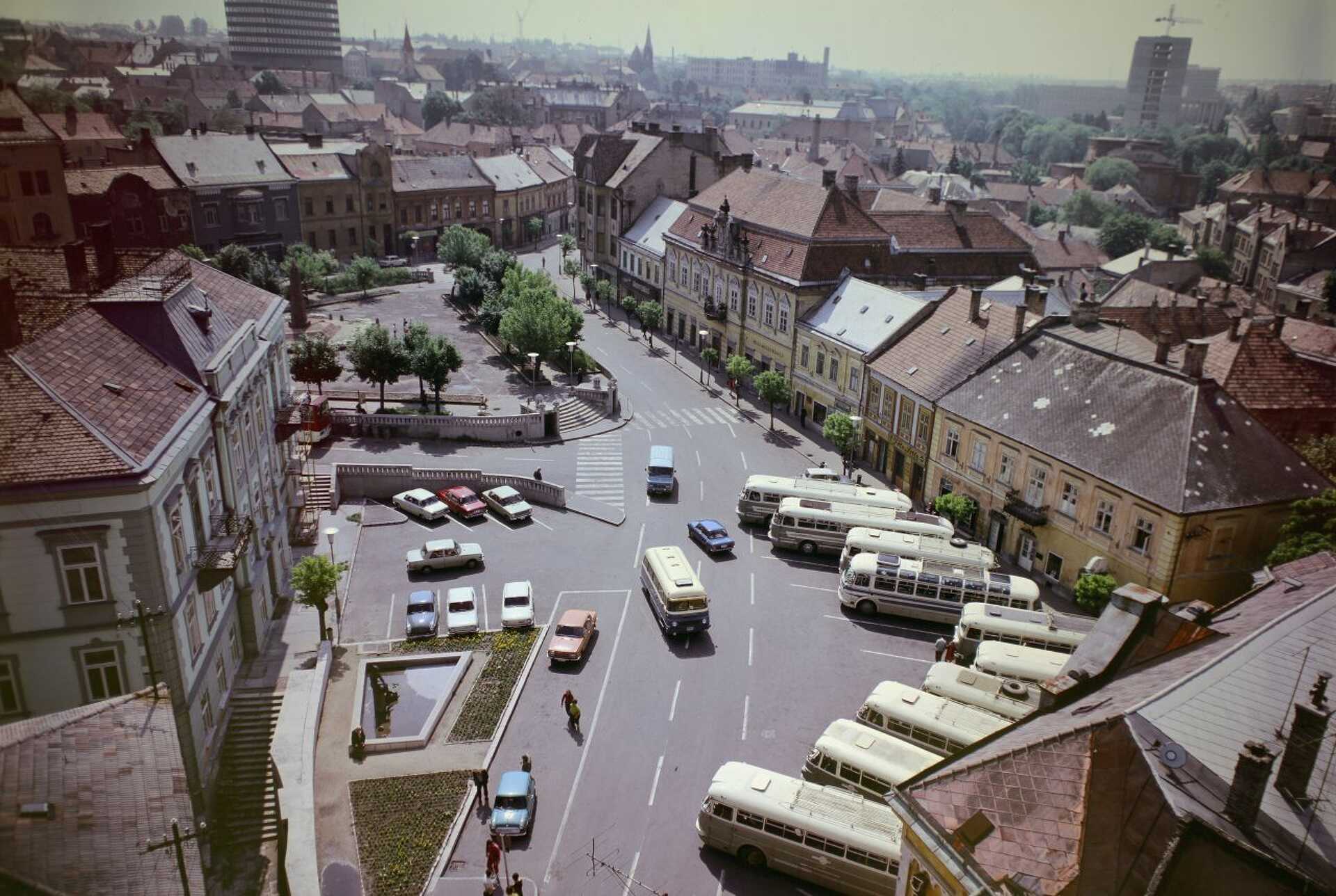 Rági farmotoros buszok a veszrémi vár kapuja előtt