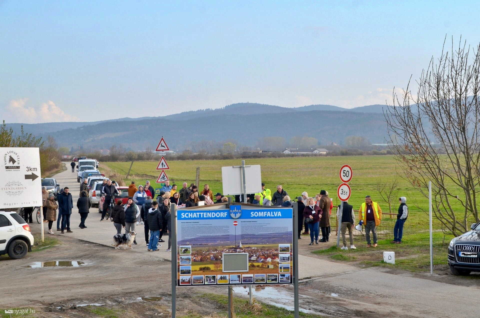 A két uniós tagország állampolgárait elválasztó pollerek ellen demonstráltak.