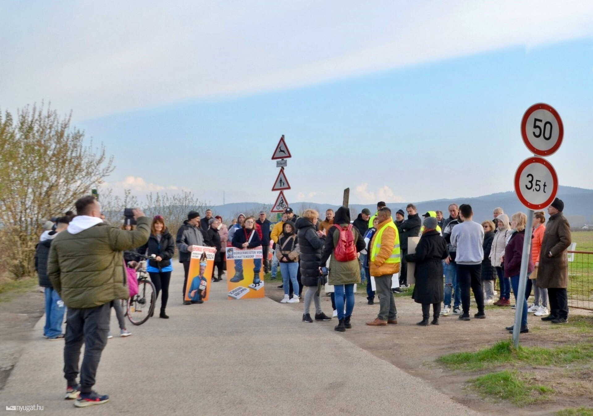 Egy évvel a kishatár lezárása után demonstráltak a határon.