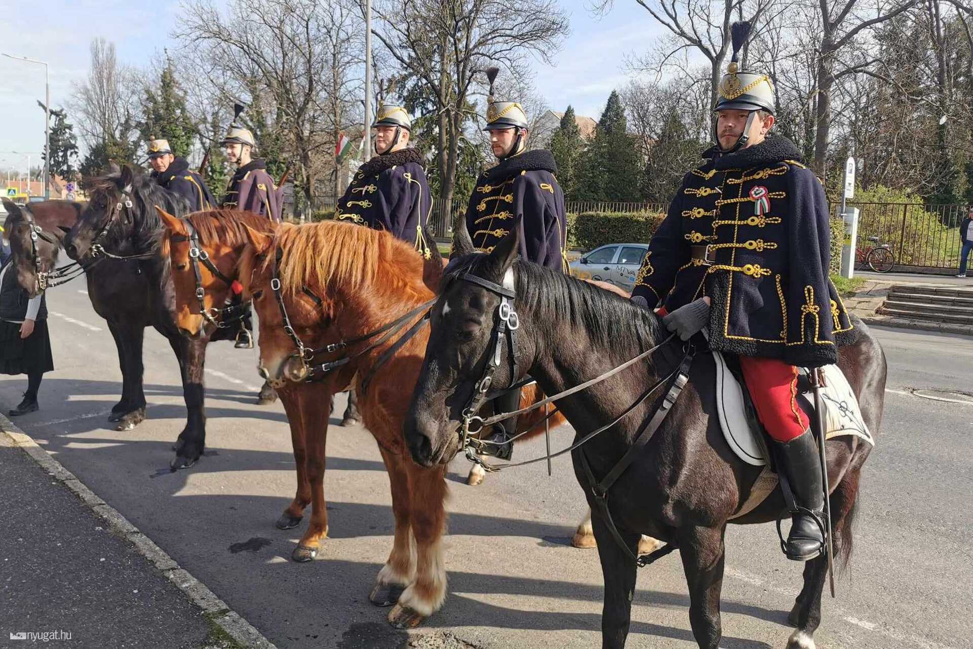 Huszárok vonulnak a Petőfi-szoborhoz