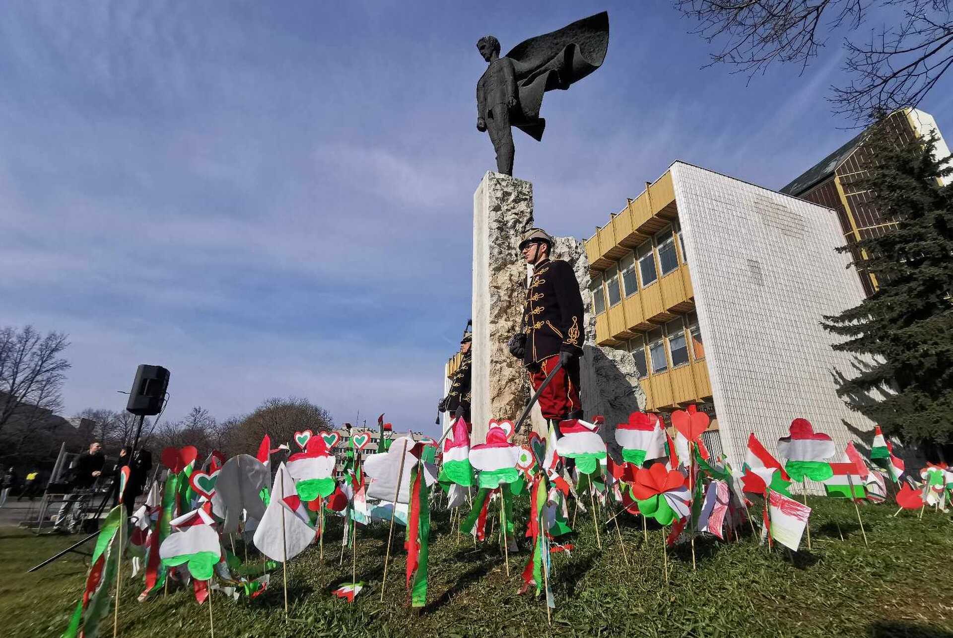 Huszárok vonulnak a Petőfi-szoborhoz