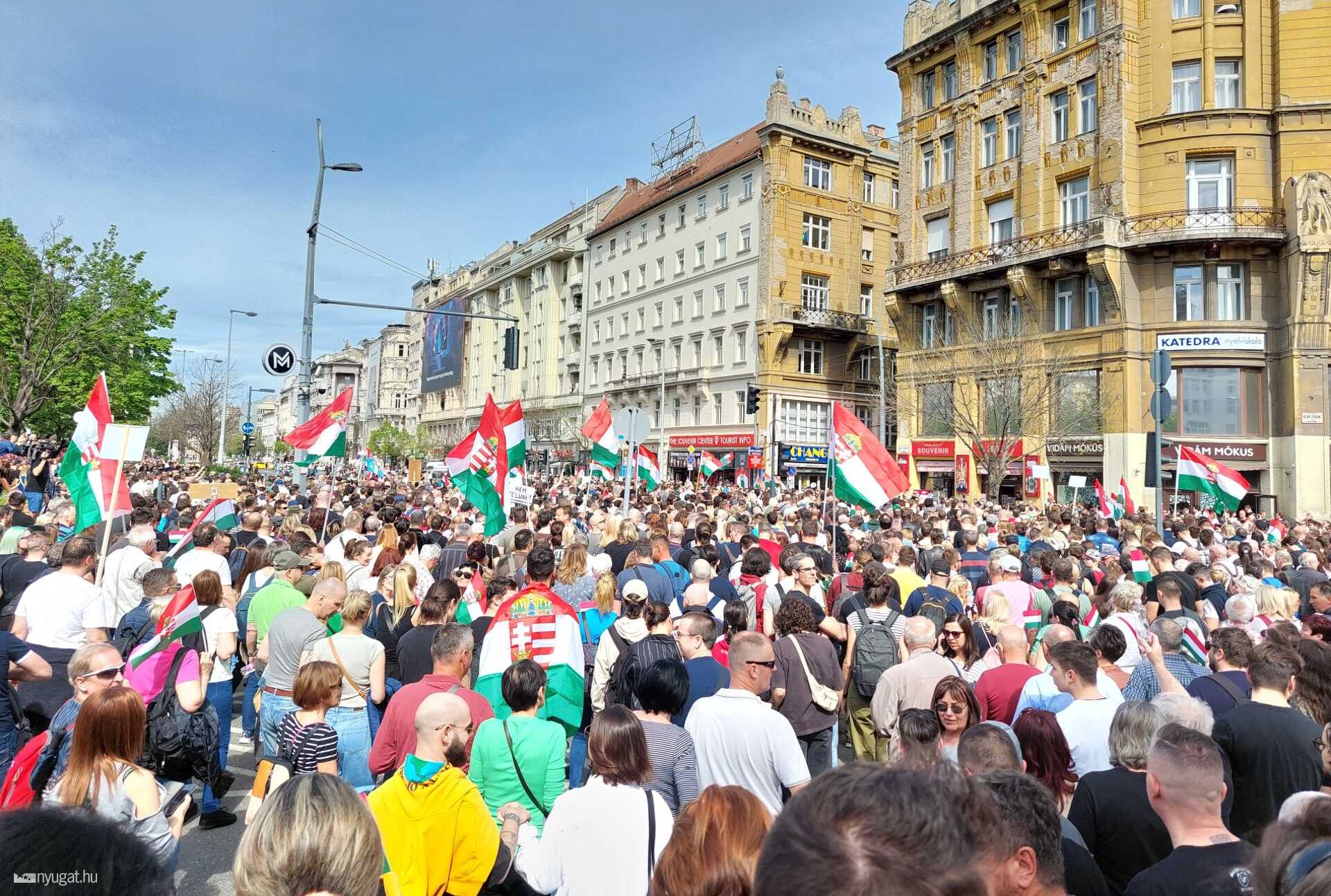 Tüntetők április 6-án