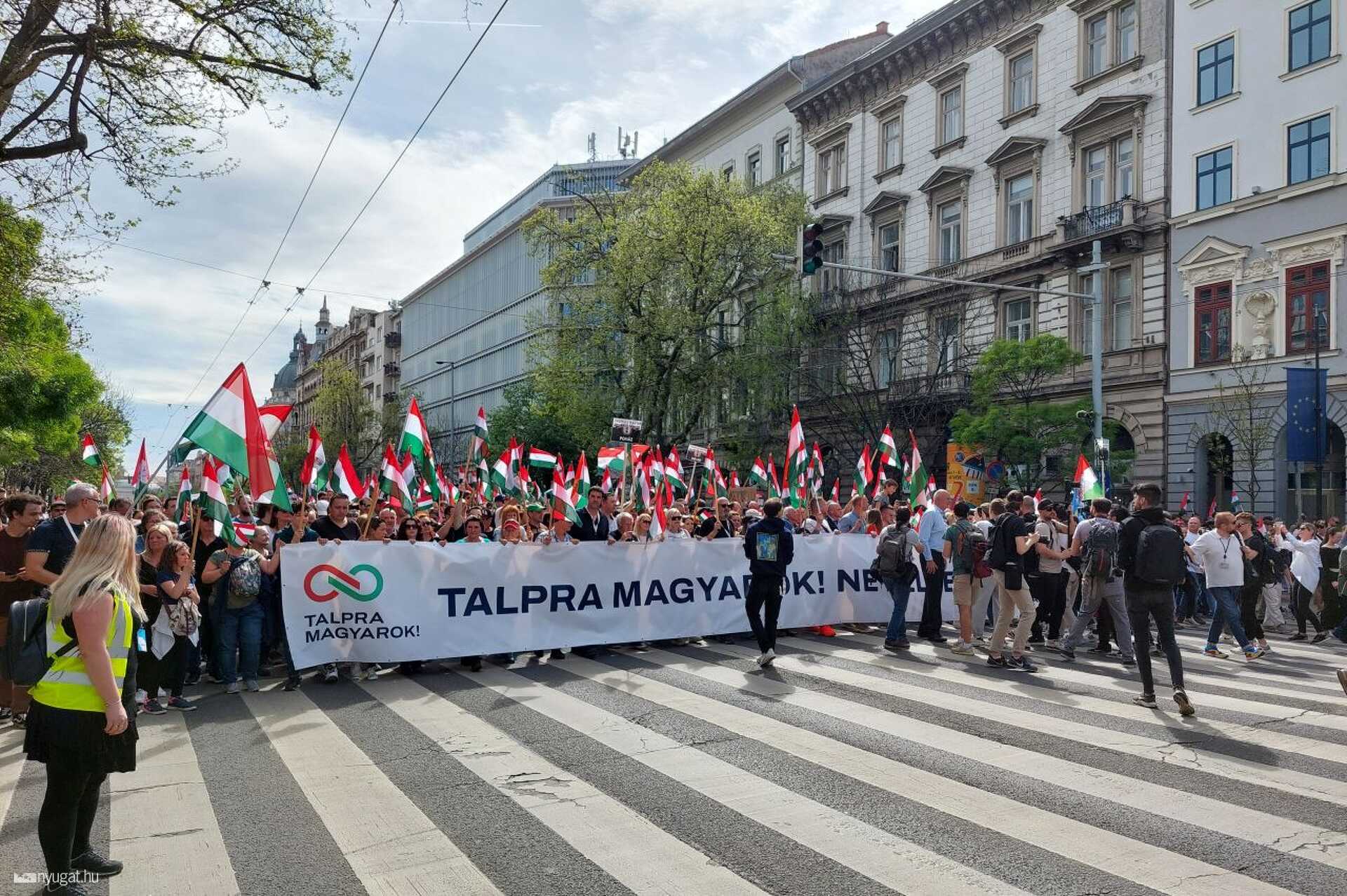 Tüntetők a Bajcsy Zsilinszky  úton 2024. űprilis 6-án