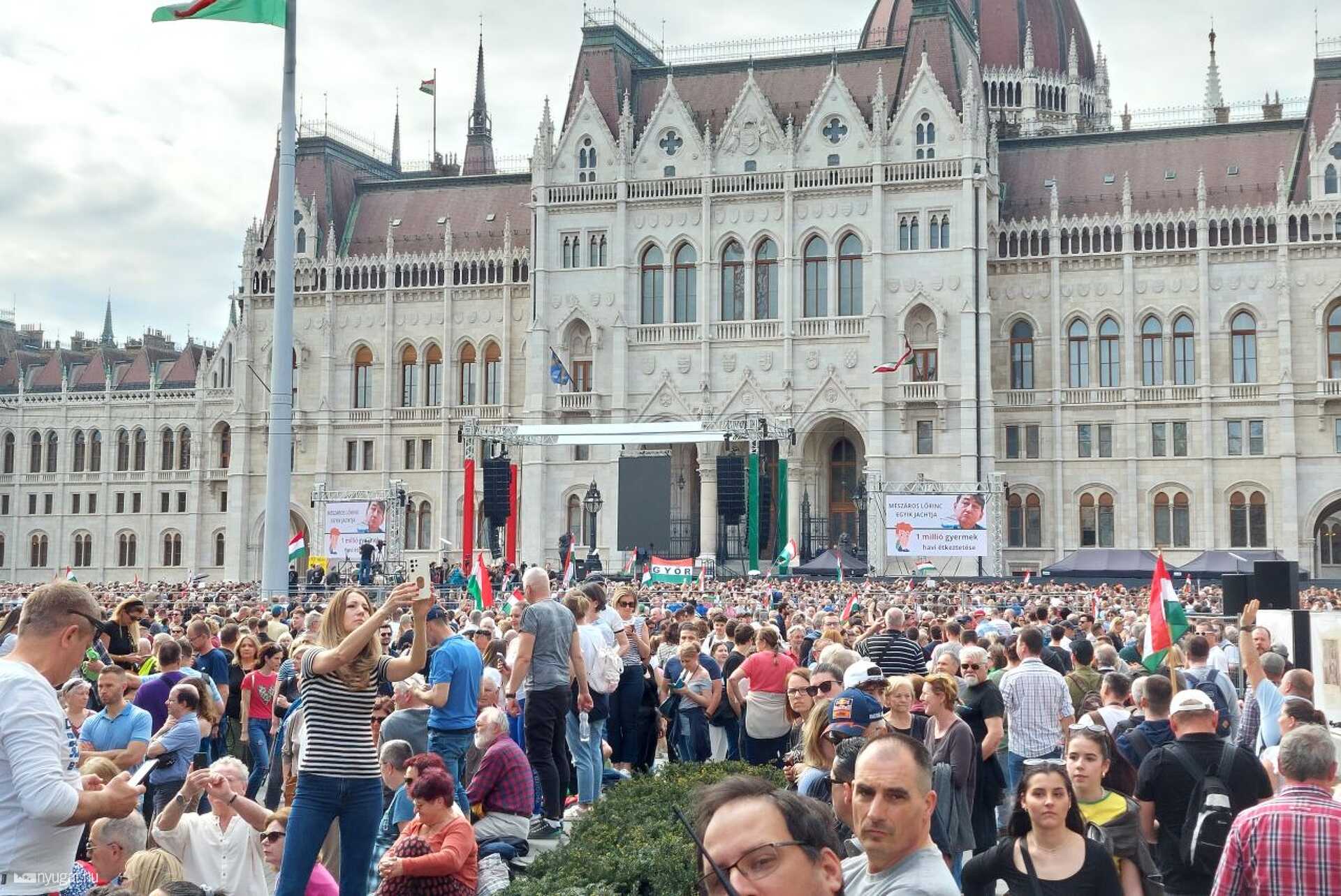 Tüntetők a Parlament előtt 2024. június 6-án